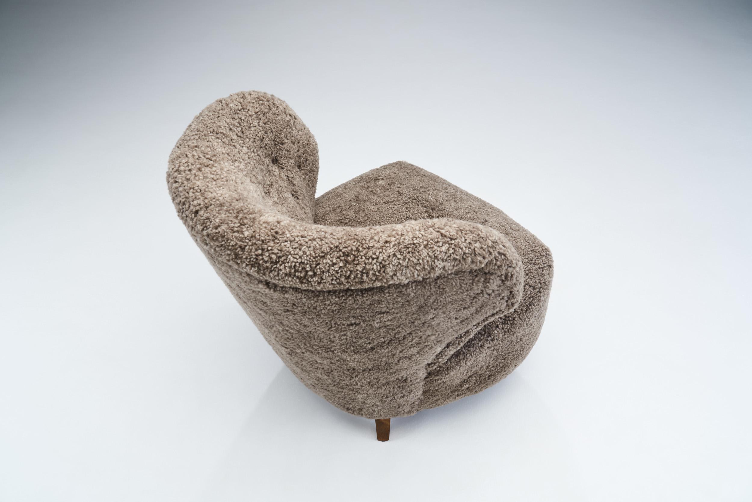 Sedia da salotto scandinava di metà secolo in pelle di pecora, Scandinavia, circa 1950 in vendita 3