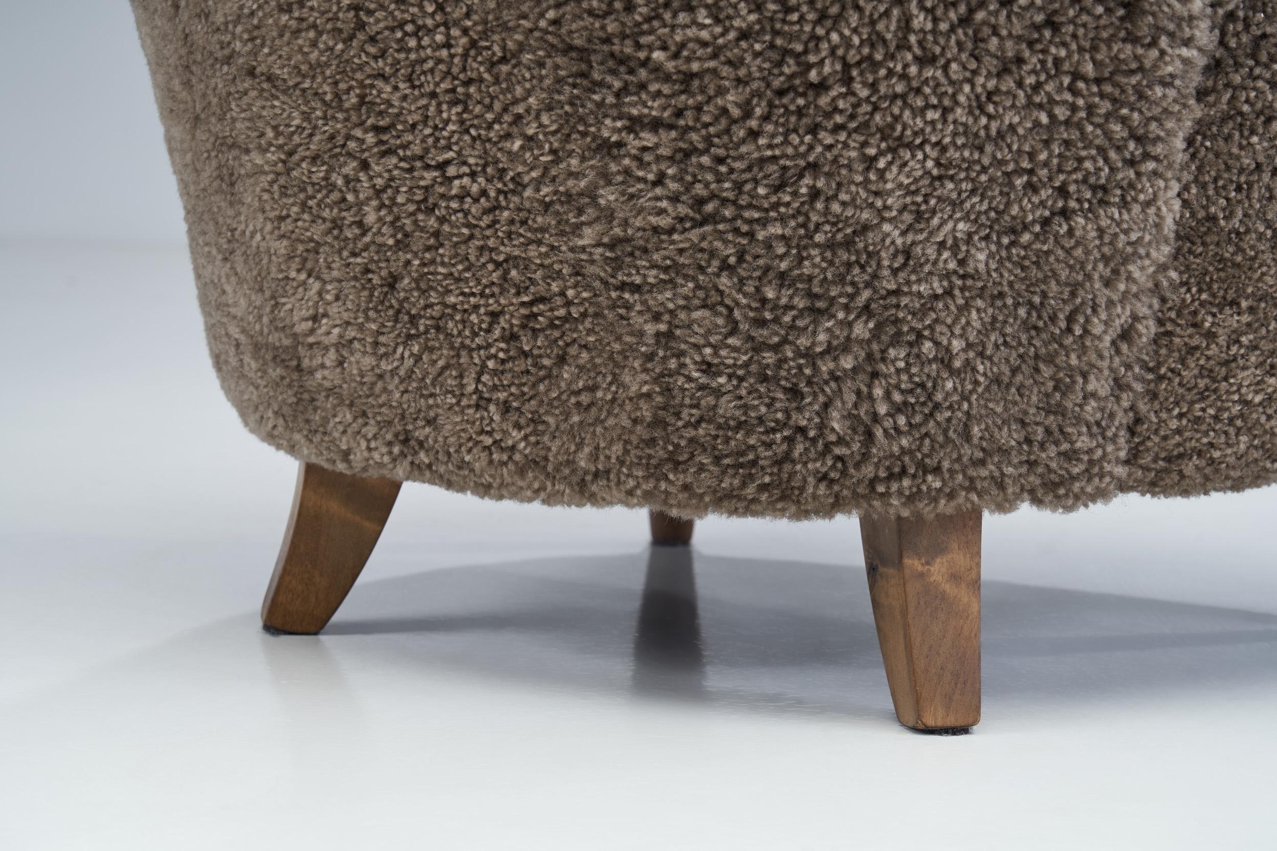 Sedia da salotto scandinava di metà secolo in pelle di pecora, Scandinavia, circa 1950 in vendita 6