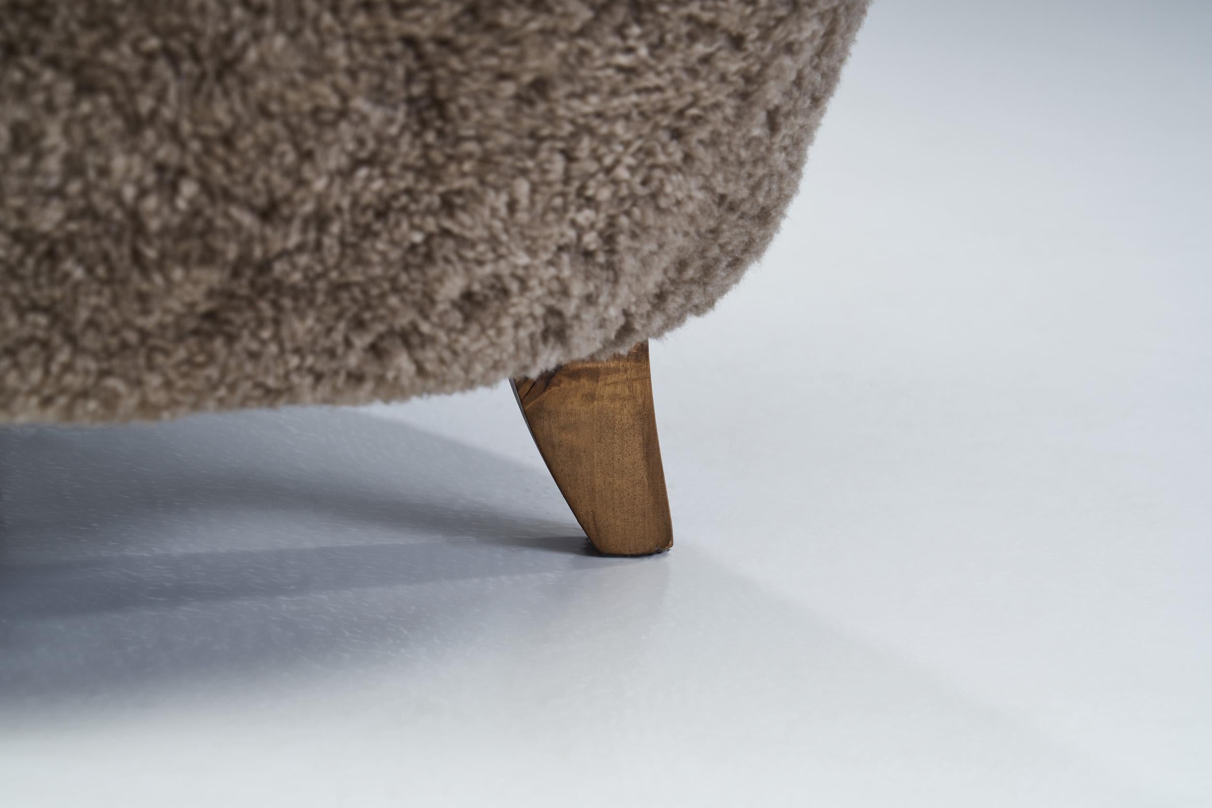 Sedia da salotto scandinava di metà secolo in pelle di pecora, Scandinavia, circa 1950 in vendita 7