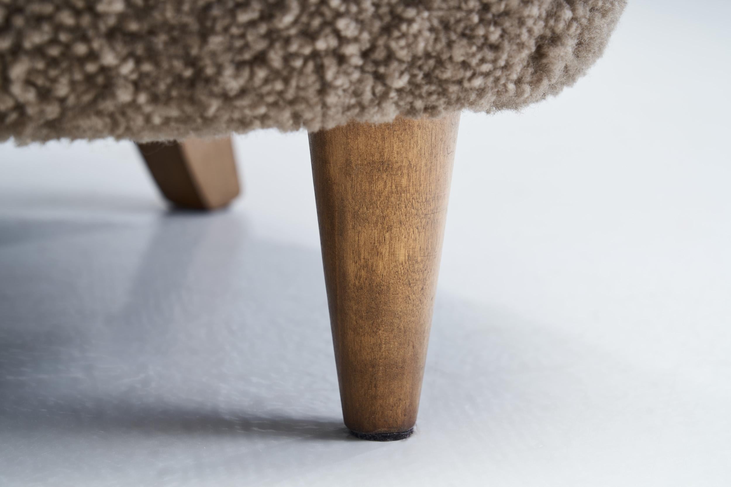 Sedia da salotto scandinava di metà secolo in pelle di pecora, Scandinavia, circa 1950 in vendita 8