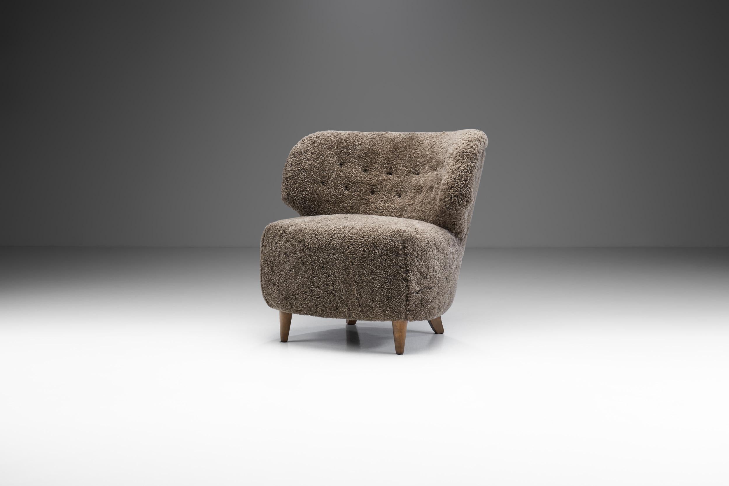 Questa poltrona lounge emana qualità e personalità da ogni angolazione. I principi base del design scandinavo sono tutti presenti: questo modello è funzionale, semplice, ben realizzato e privo di ornamenti inutili. Dopotutto, la carrozzeria