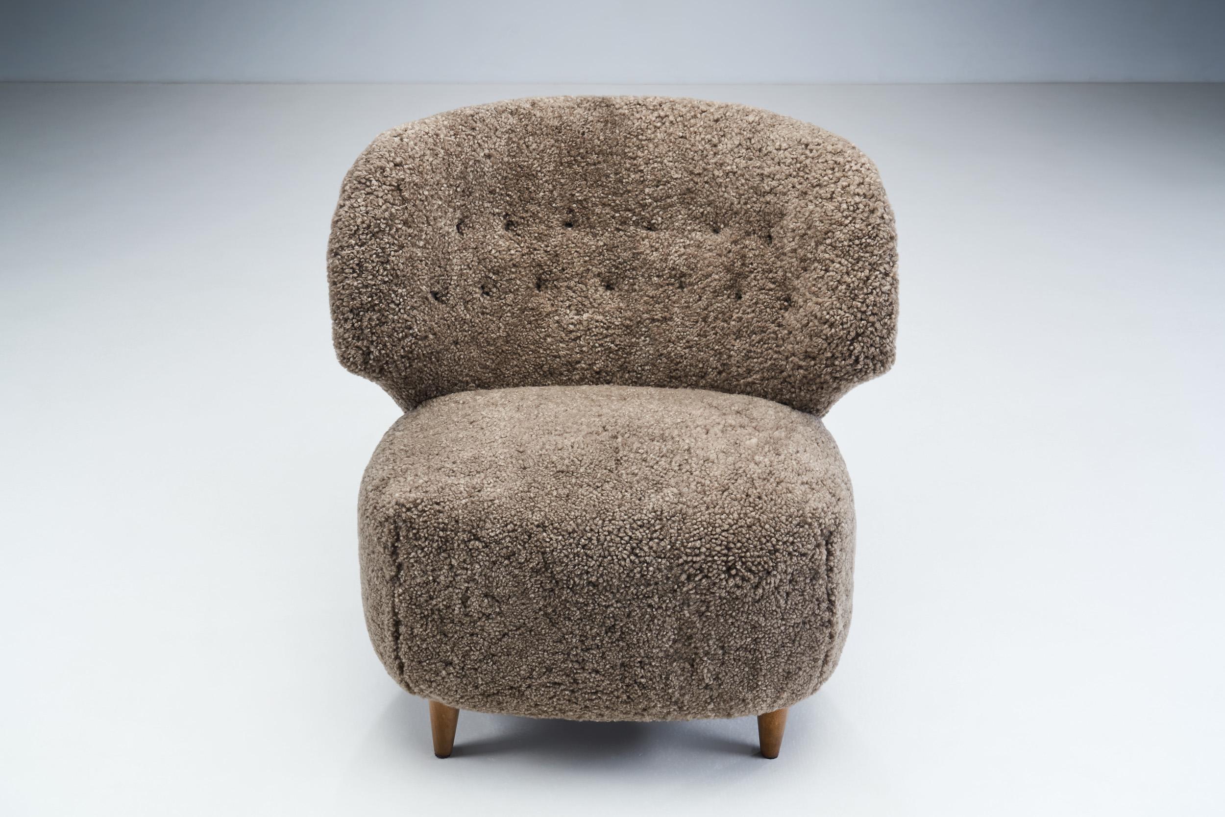 Metà XX secolo Sedia da salotto scandinava di metà secolo in pelle di pecora, Scandinavia, circa 1950 in vendita