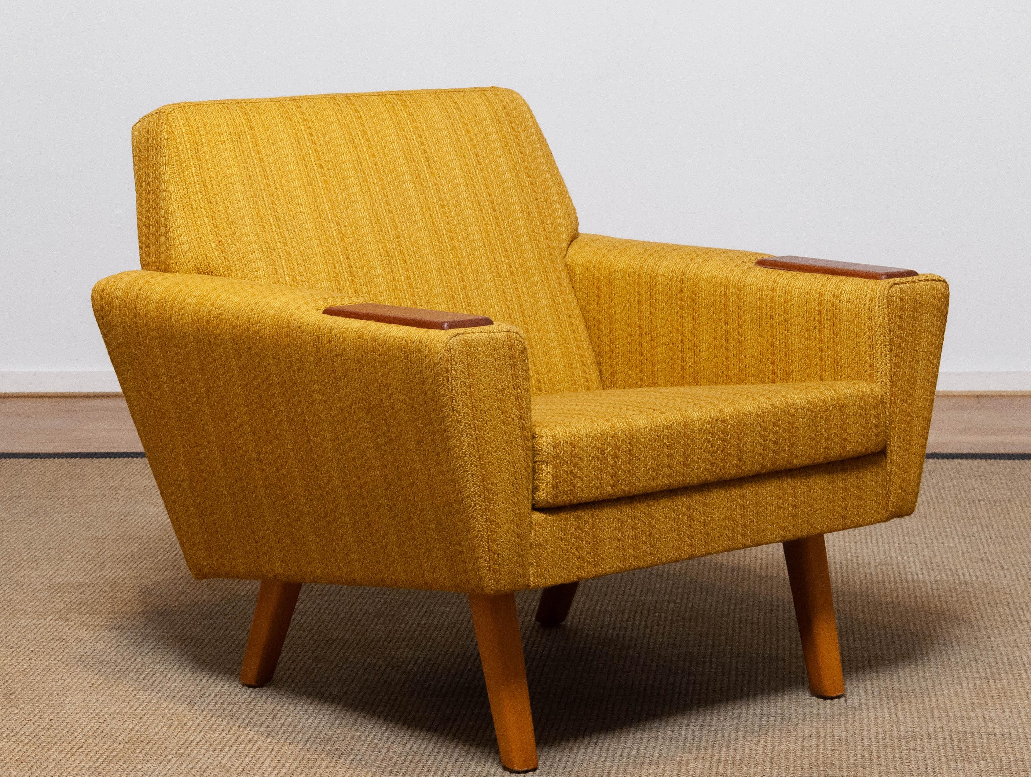 Mid Century Scandinavian Lounge / Club Chair with Teak Paws in Fabric, Denmark For Sale 7