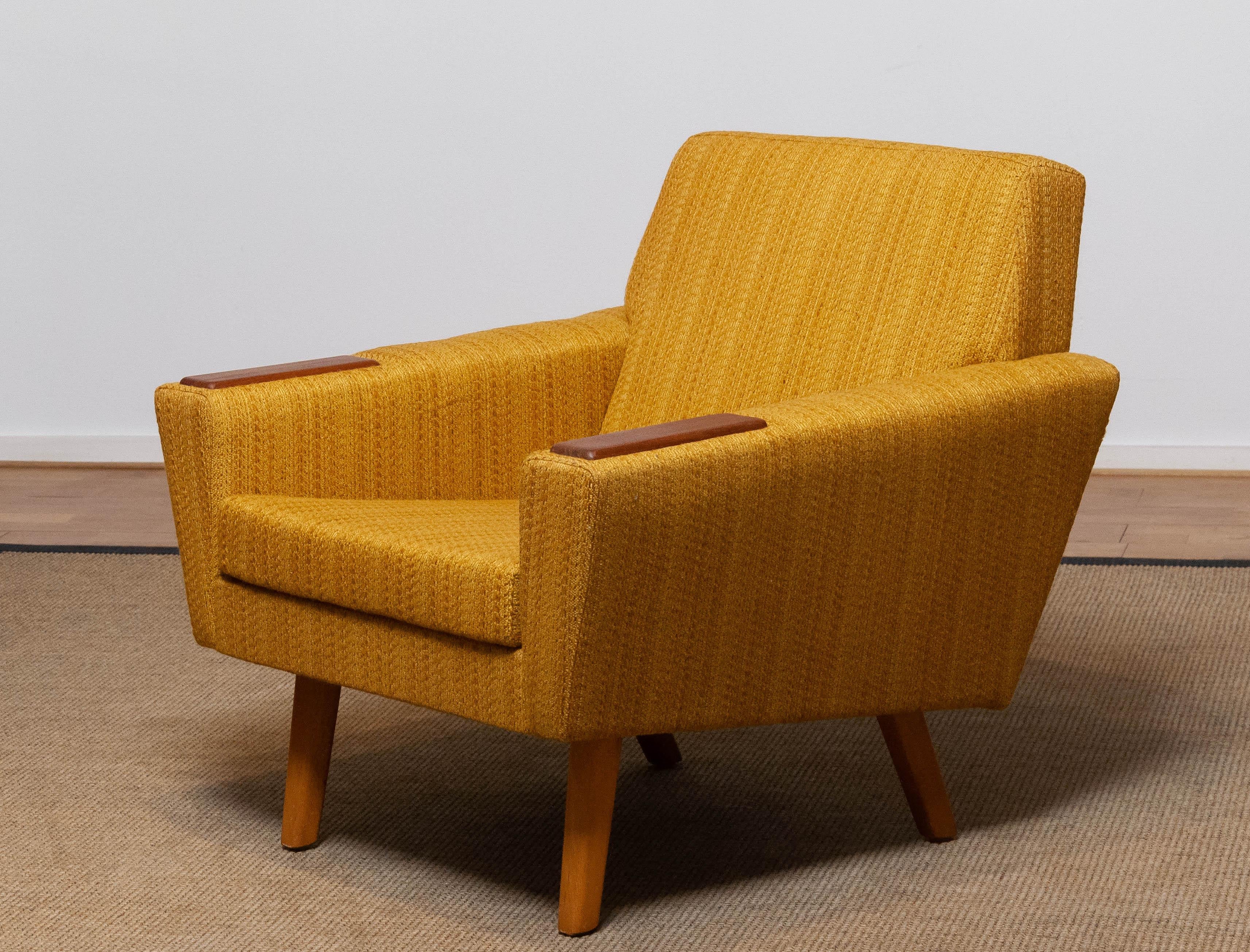 Absolument magnifique et typique chaise de salon scandinave du milieu du siècle en tissu de laine mélangée jaune / ocre et un peu de marron en parfait état d'origine. Cette chaise a un très bon support et est en très bon état, comme le montrent les