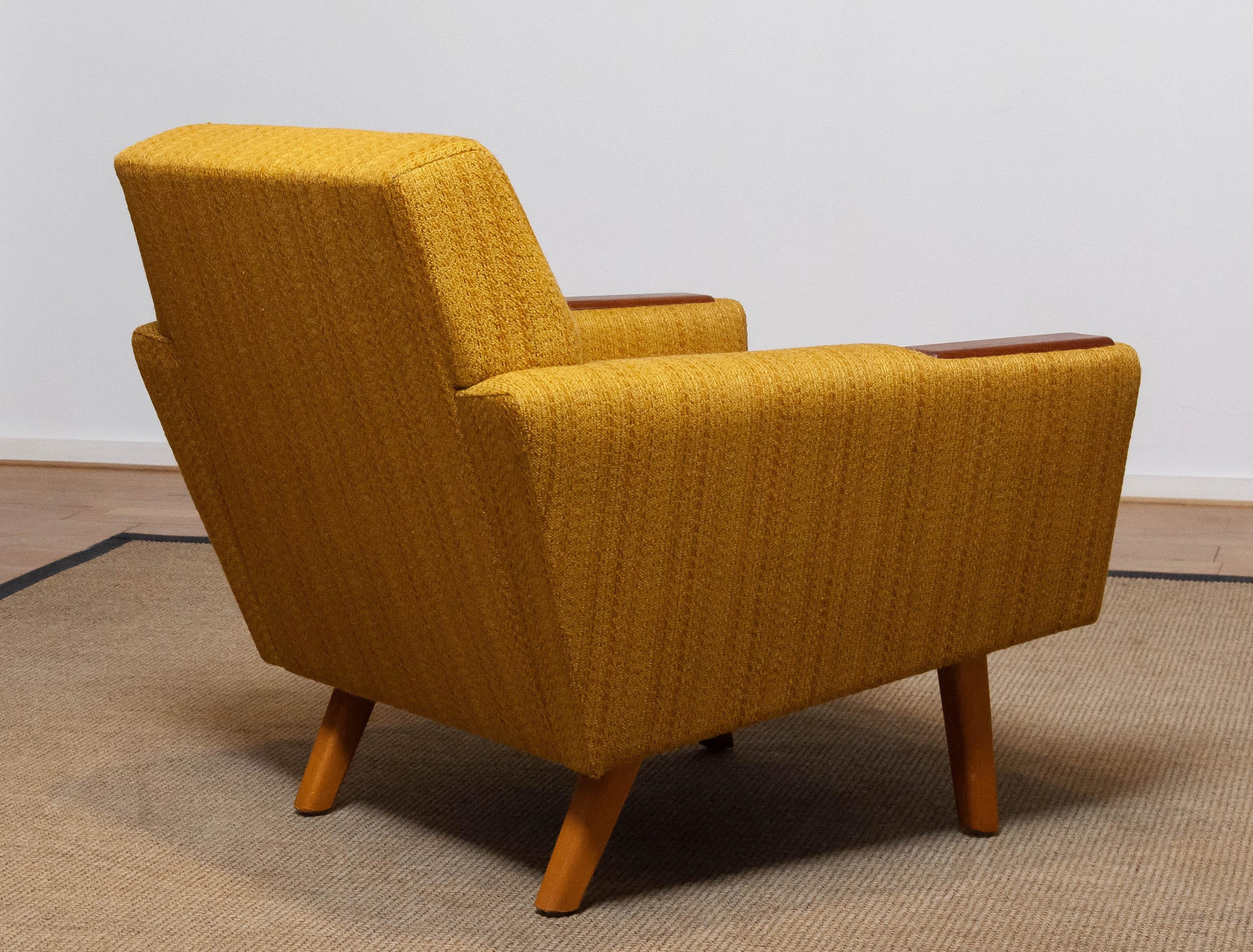 Mid Century Scandinavian Lounge / Club Chair with Teak Paws in Fabric, Denmark In Good Condition For Sale In Silvolde, Gelderland