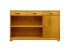 Librería baja abierta escandinava de mediados de siglo en olmo