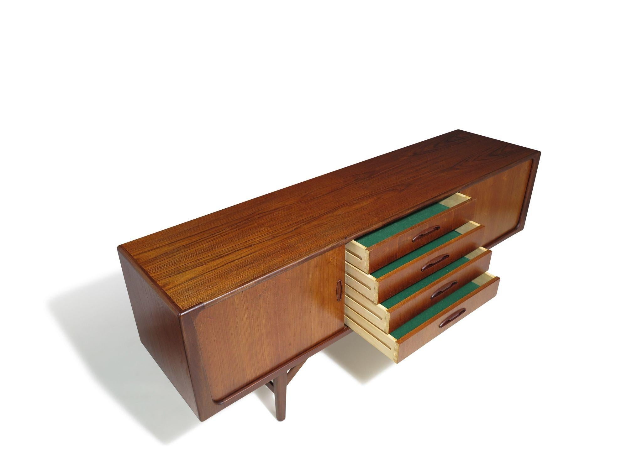 Mid-century Scandinavian Low Teak Sideboard Media Credenza For Sale 3