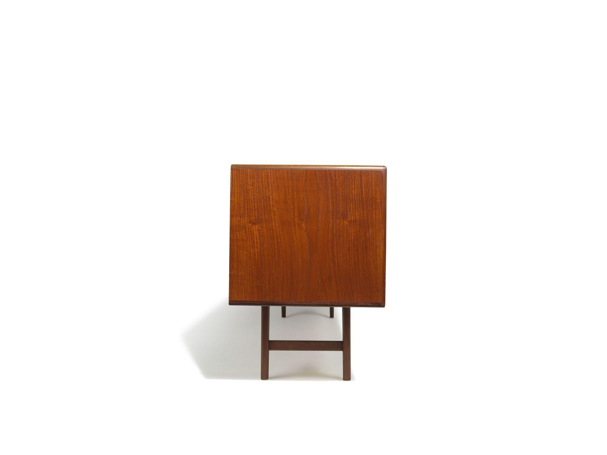 Mid-century Scandinavian Low Teak Sideboard Media Credenza For Sale 5