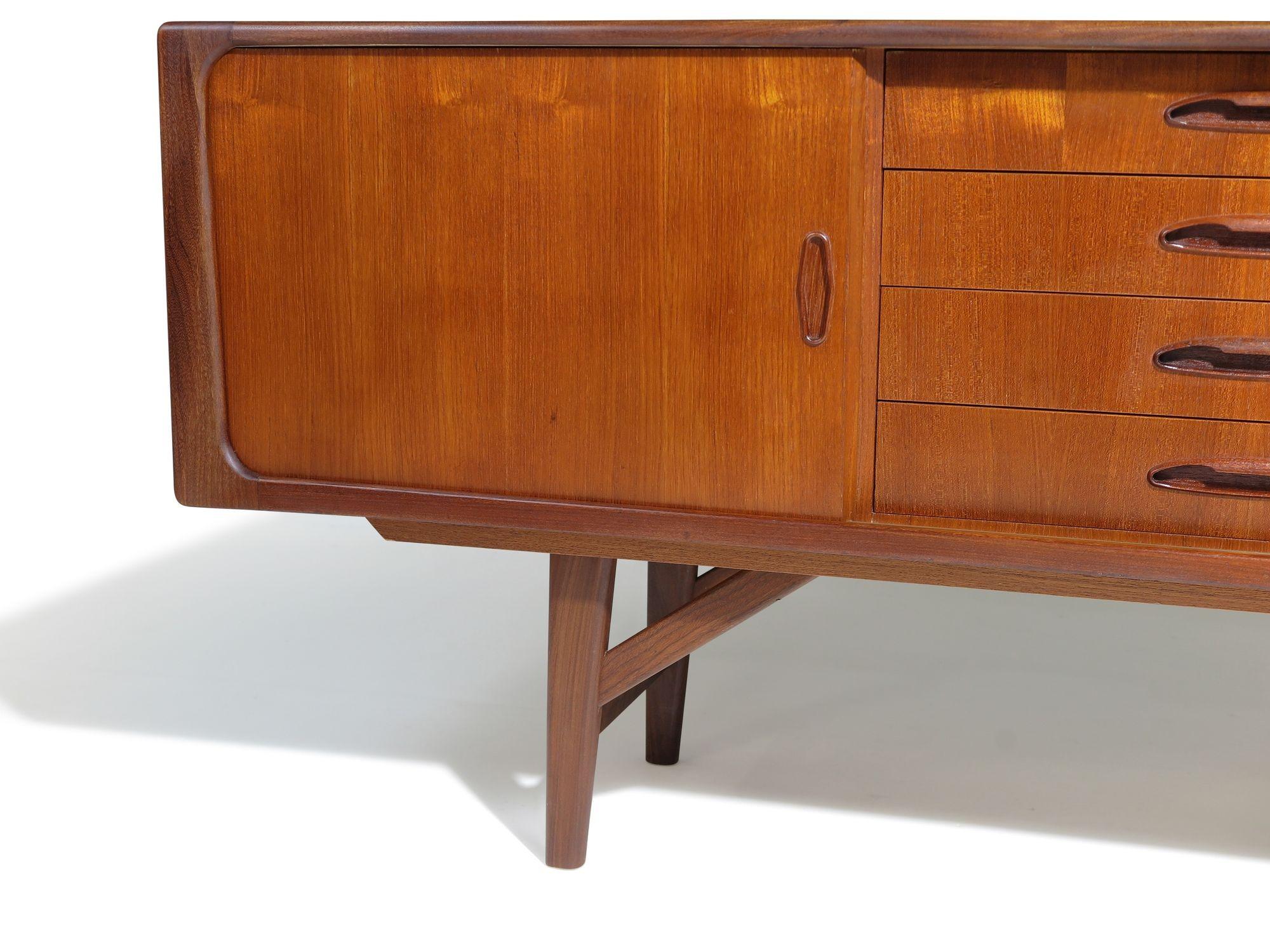 Mid-century Scandinavian Low Teak Sideboard Media Credenza In Excellent Condition For Sale In Oakland, CA