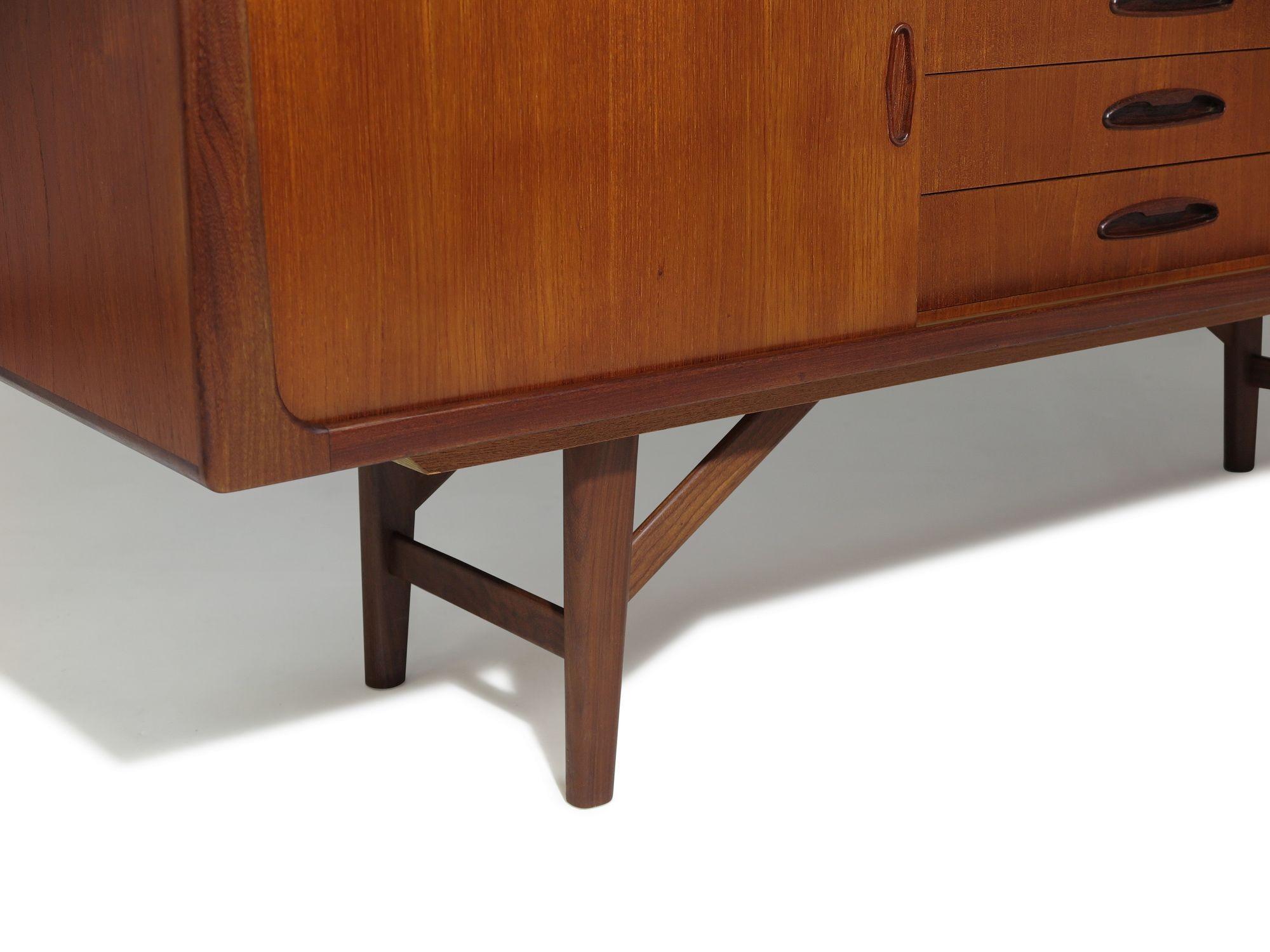 Mid-century Scandinavian Low Teak Sideboard Media Credenza For Sale 1