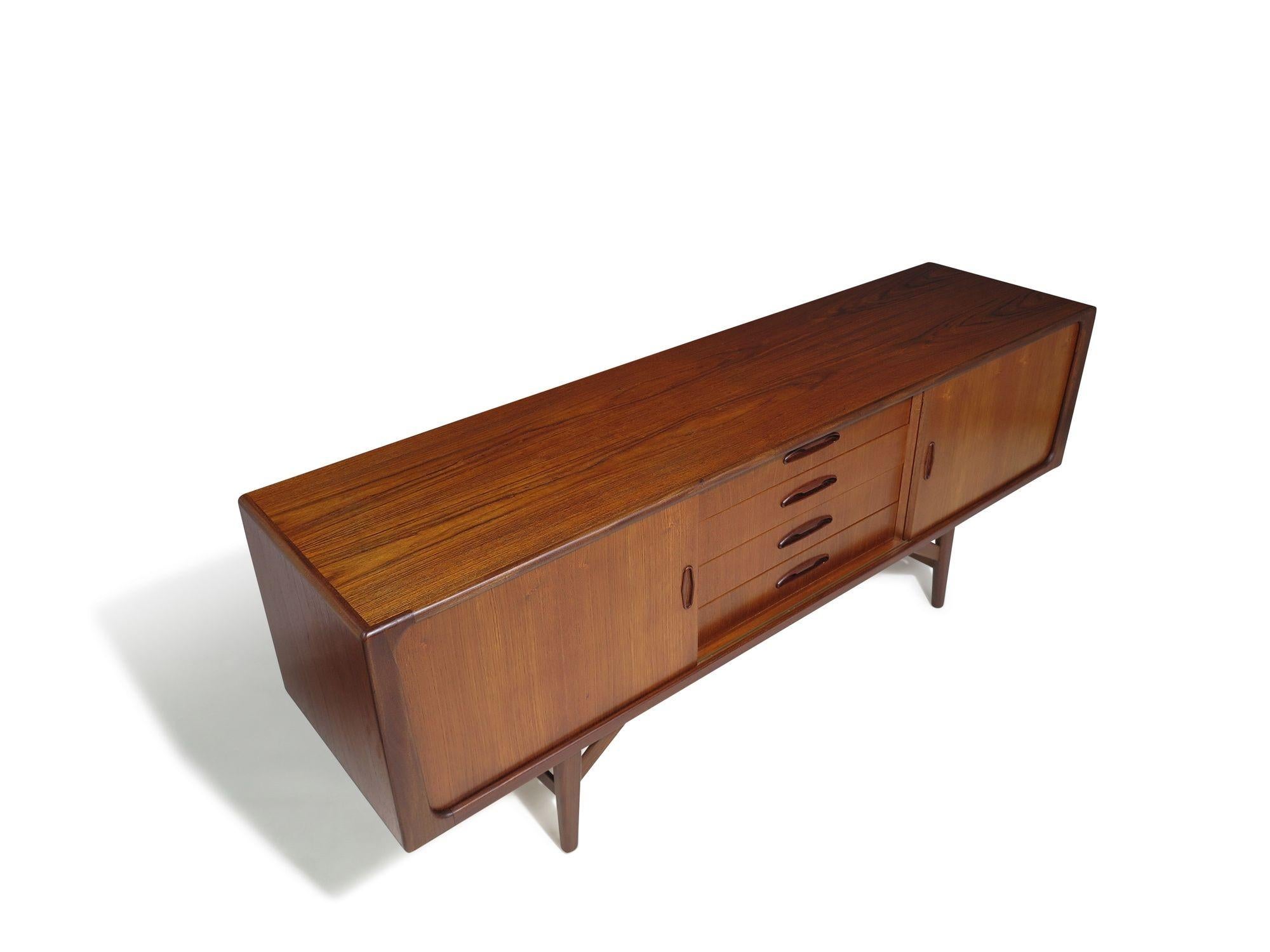 Mid-century Scandinavian Low Teak Sideboard Media Credenza For Sale 2