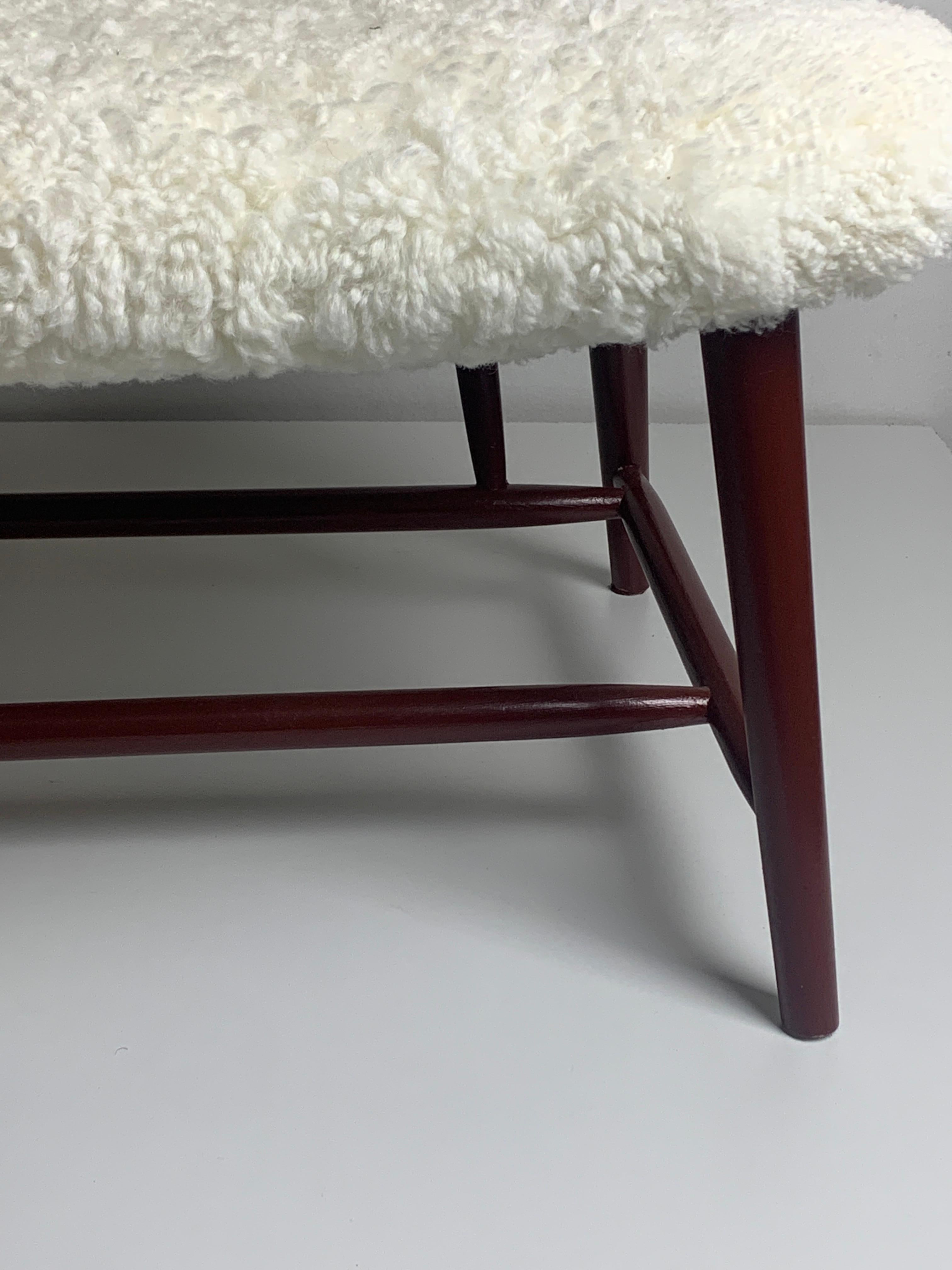 Una bella poltrona svedese per Bra Bohag, Studio A, Ljungs Industrier AB Malmö, metà del 20° secolo di Alf Svensson. Come si può vedere, questa sedia è stata rivestita in pelle di pecora, la struttura è stata rifinita ed è pronta per i suoi prossimi