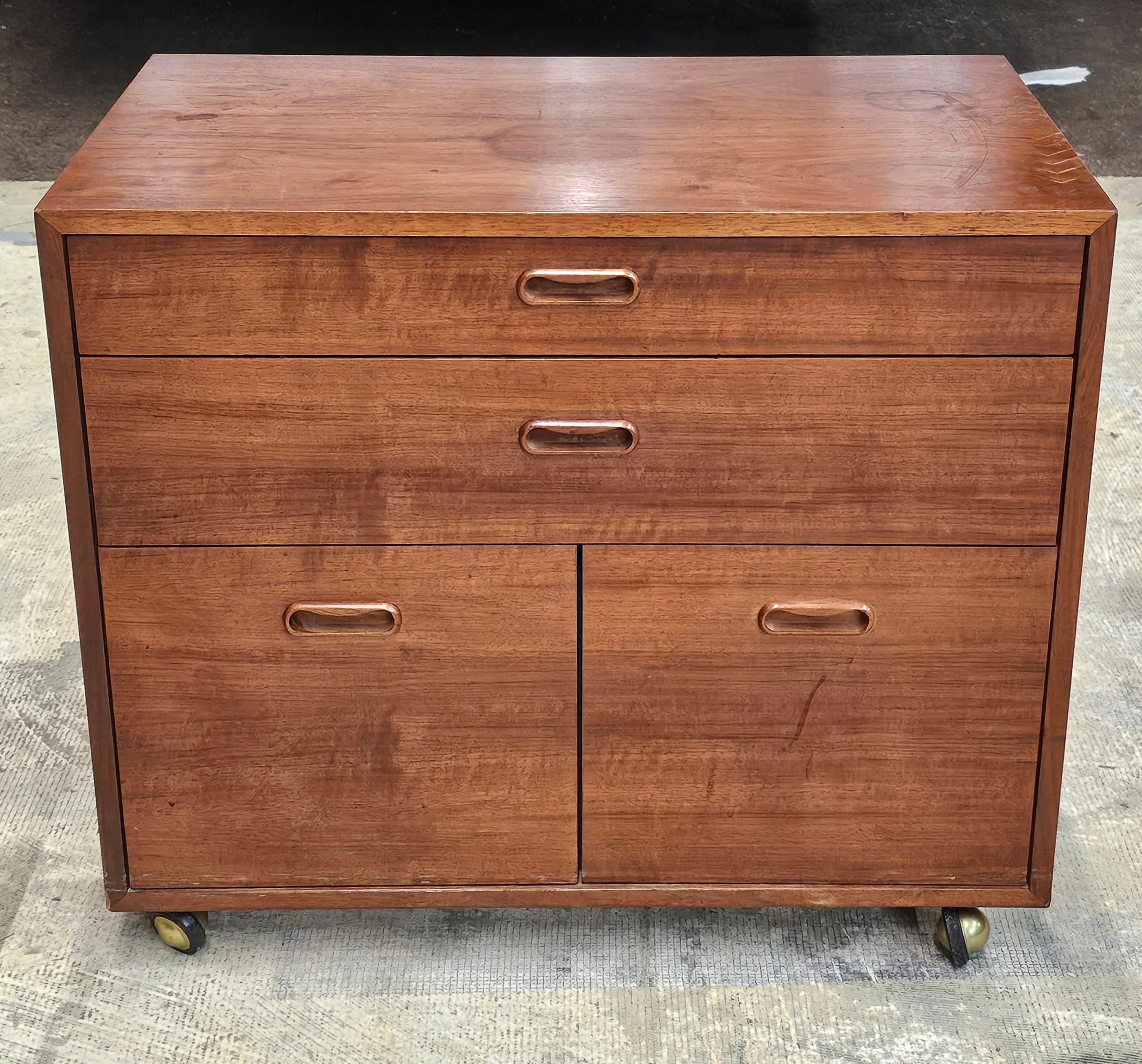 Un mobile di riempimento laterale a 4 cassetti in teak del MidCentury The Modern Scandinavian.  Dispone di due cassetti superiori e di due cassetti laterali per l'archiviazione, regolabili per le cartelle di formato lettera e per l'archiviazione di