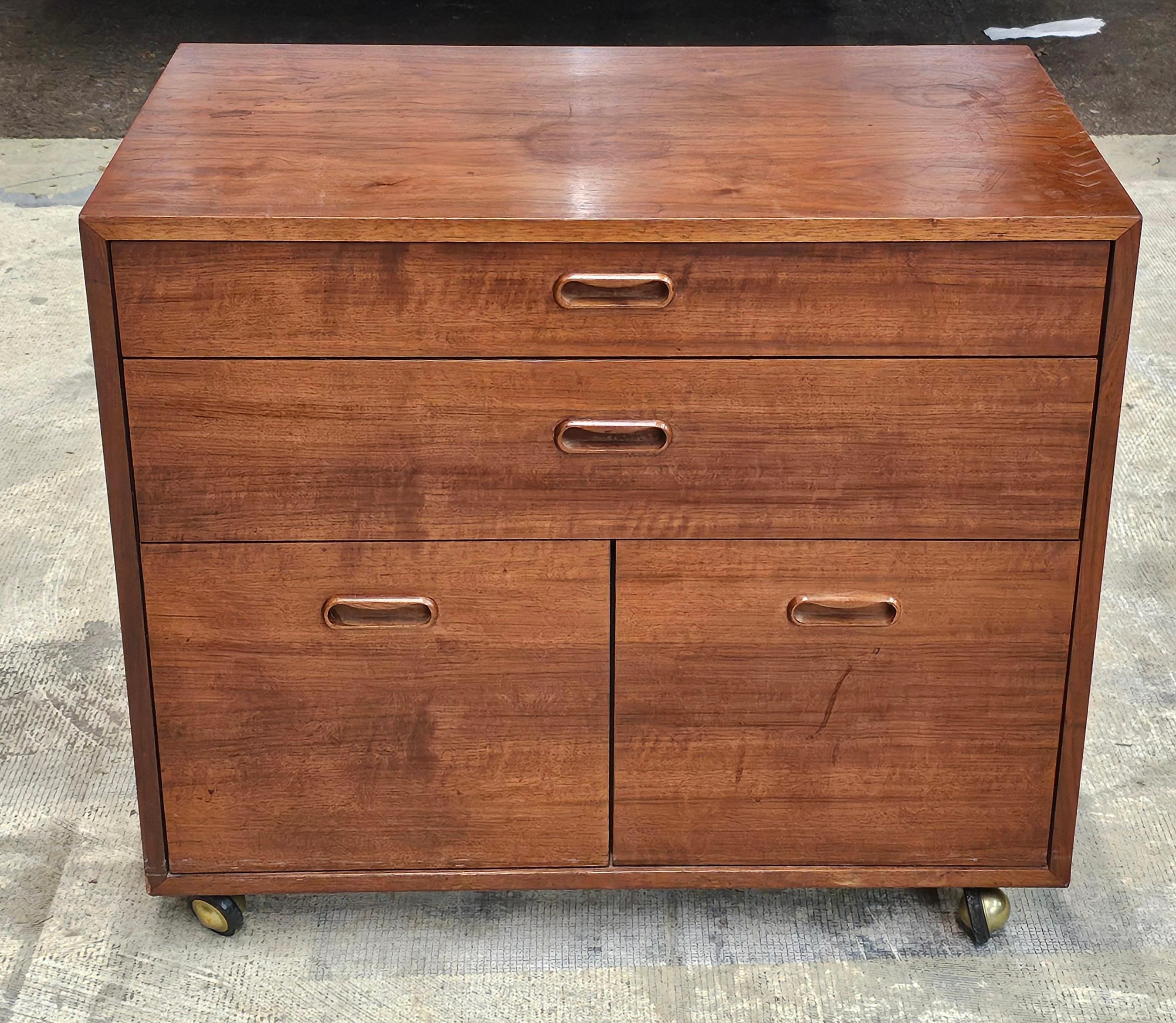Scandinavo moderno Armadio di riempimento a 4 cassetti laterale in teak di metà secolo The Modern Scandinavian in vendita