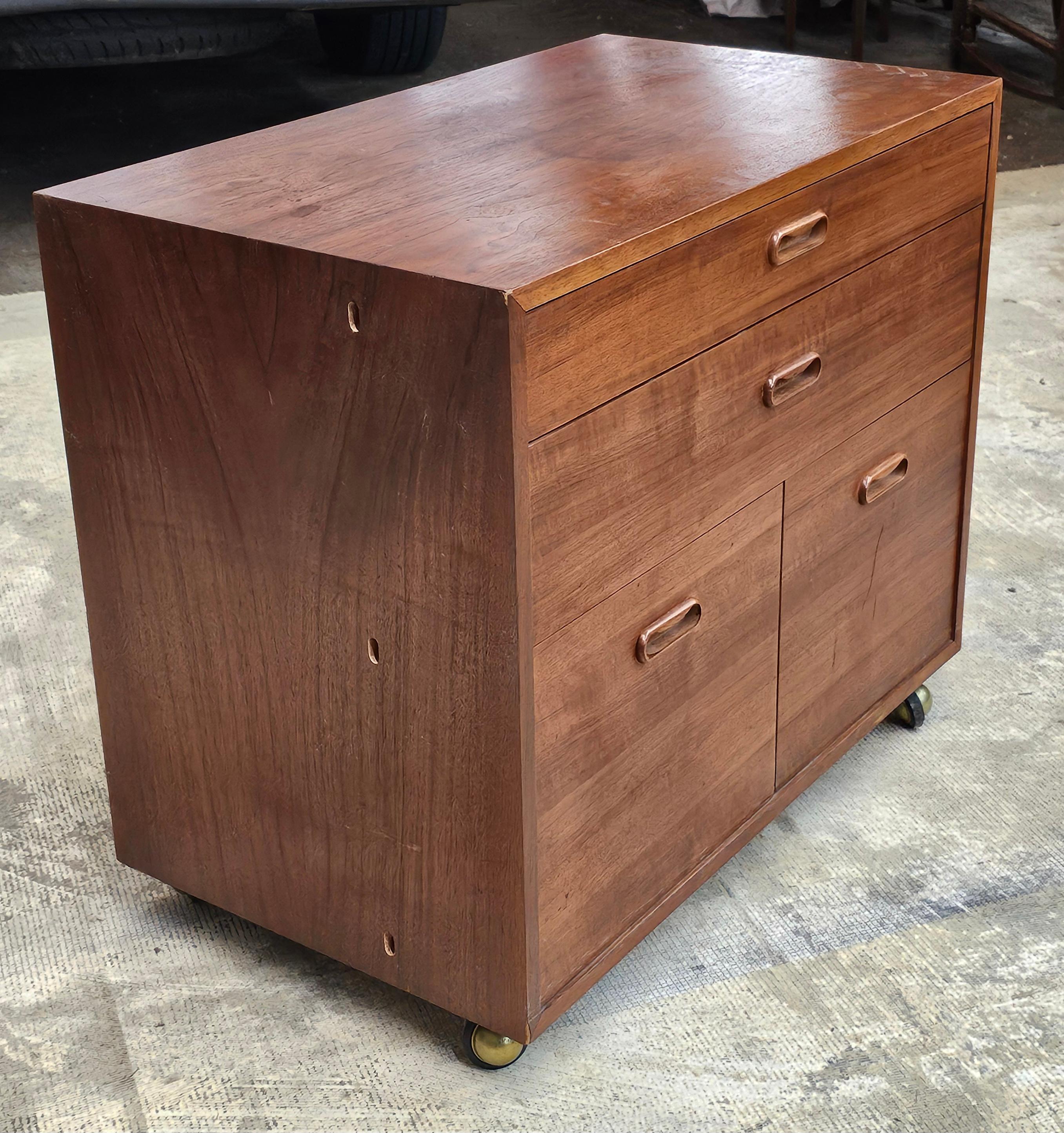 Danese Armadio di riempimento a 4 cassetti laterale in teak di metà secolo The Modern Scandinavian in vendita