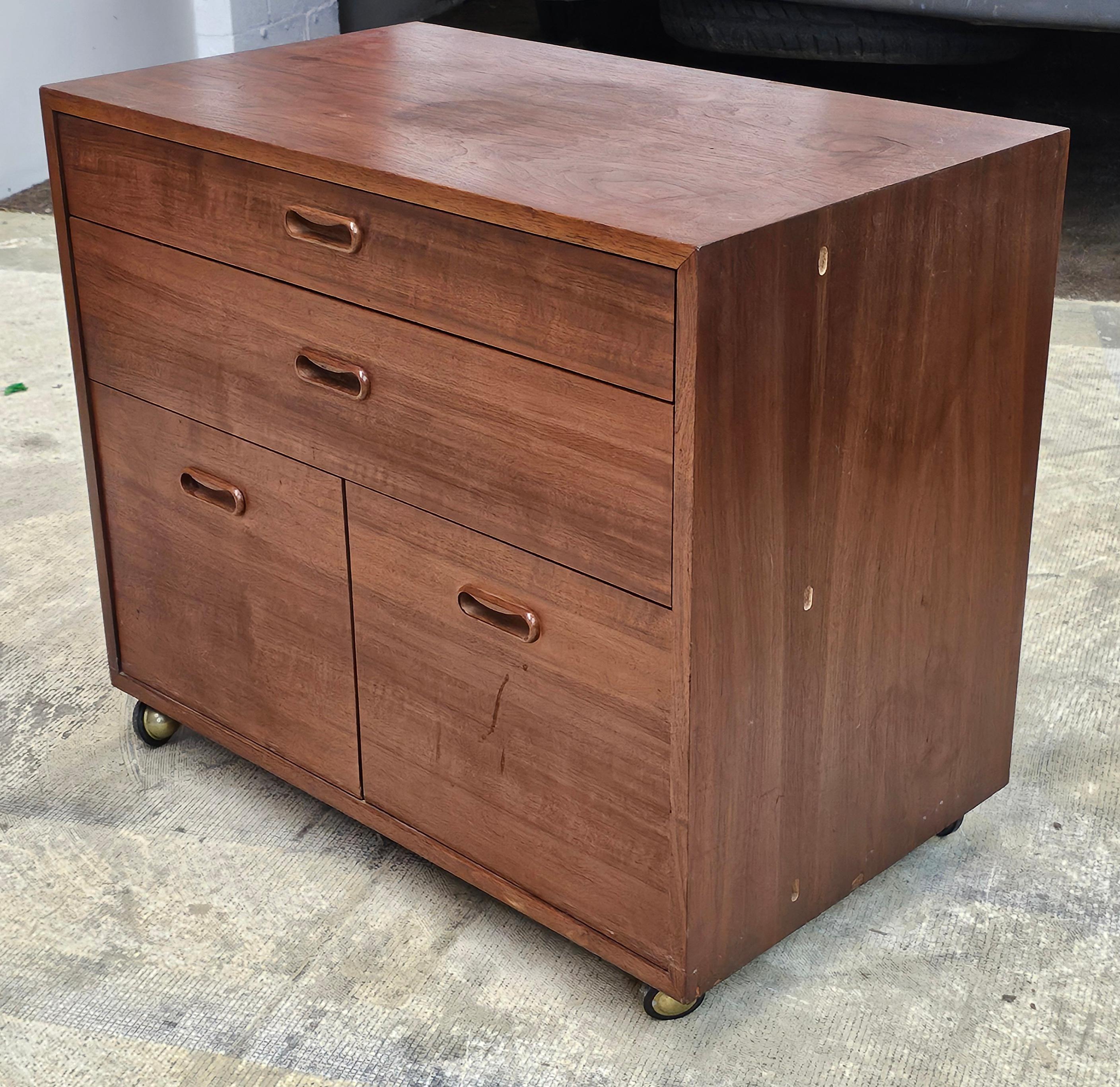 Mordenzato Armadio di riempimento a 4 cassetti laterale in teak di metà secolo The Modern Scandinavian in vendita