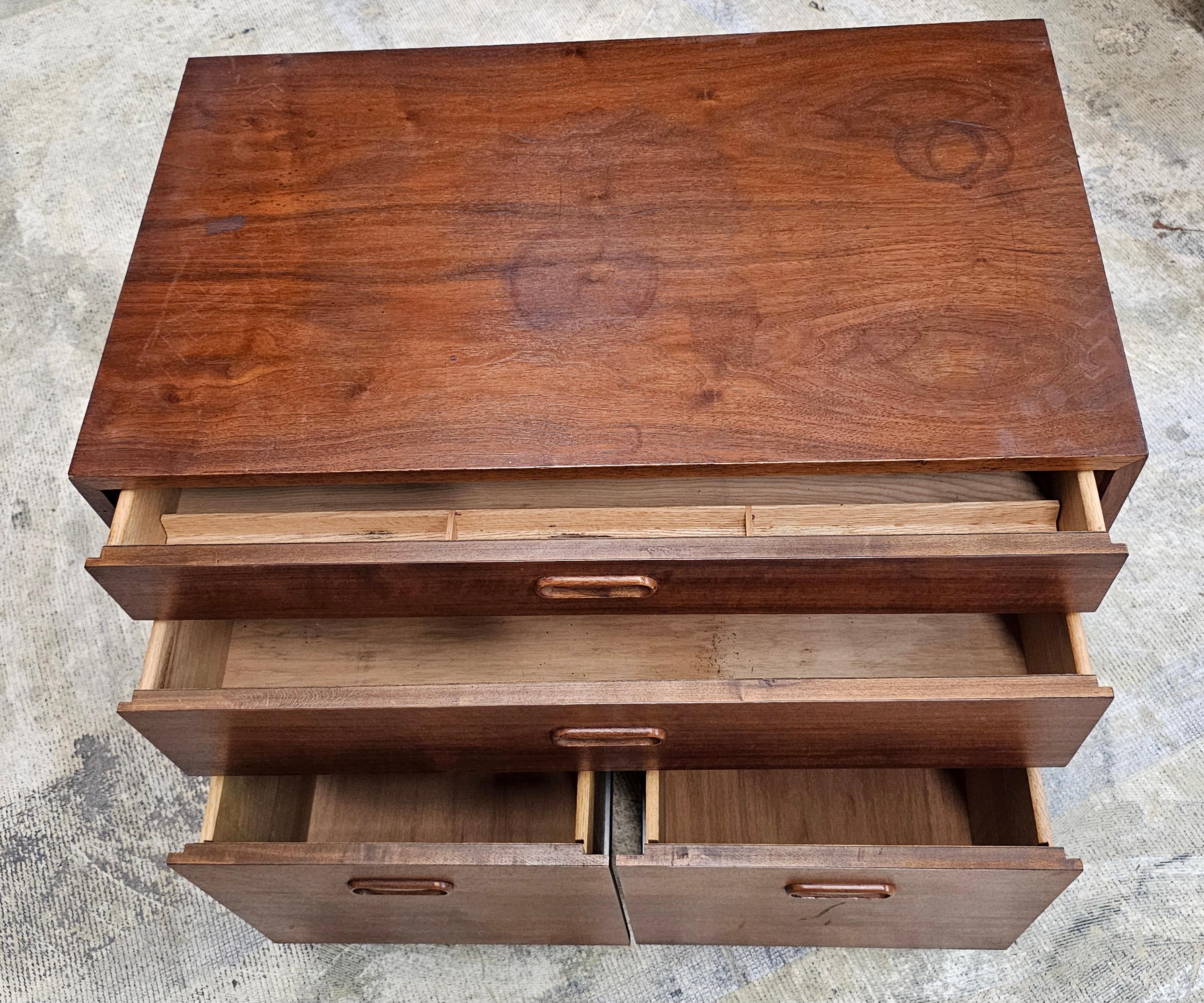 XX secolo Armadio di riempimento a 4 cassetti laterale in teak di metà secolo The Modern Scandinavian in vendita