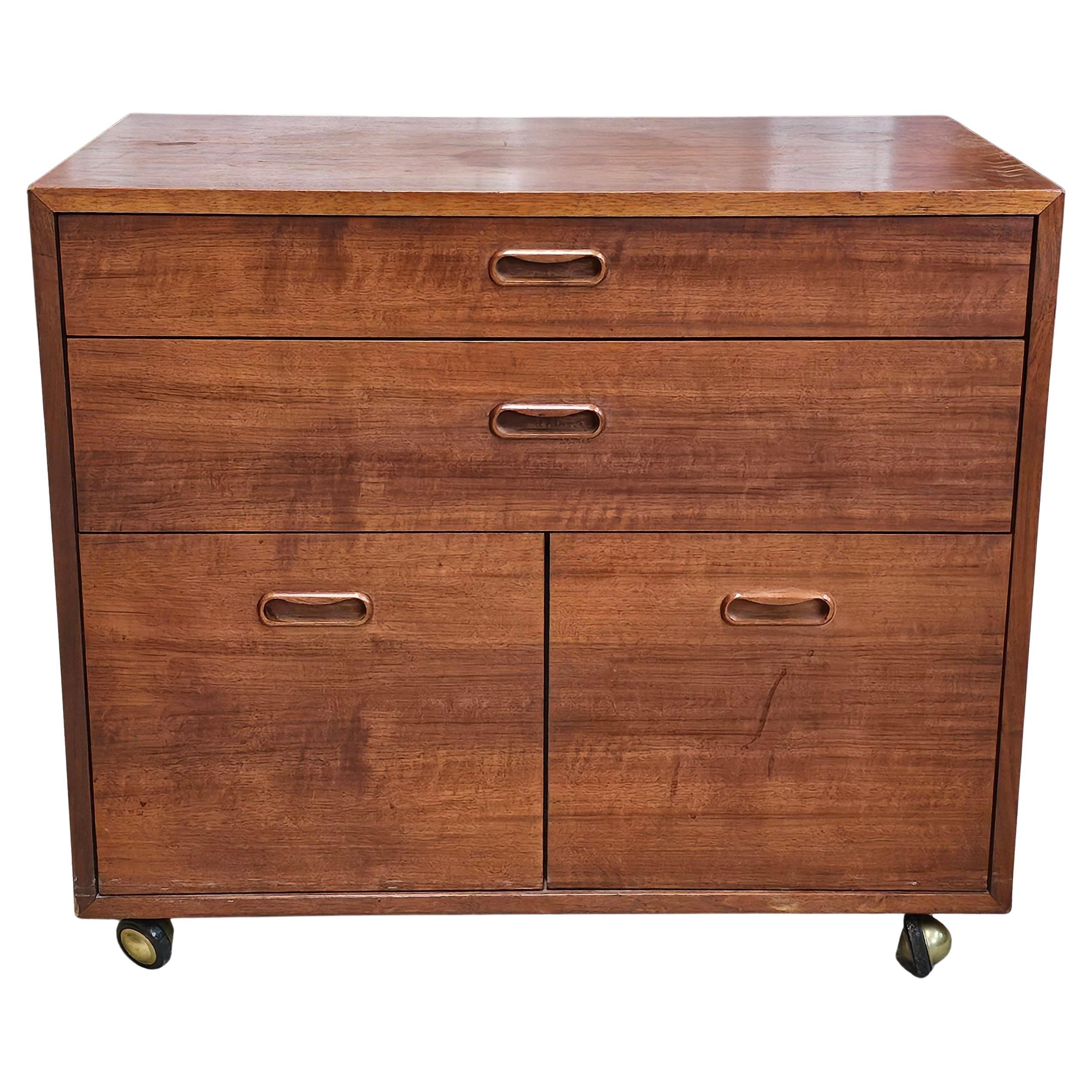 Mid-Century Scandinavian Modern 4-Schubladen-Lateral Teak Rolling Filling Cabinet