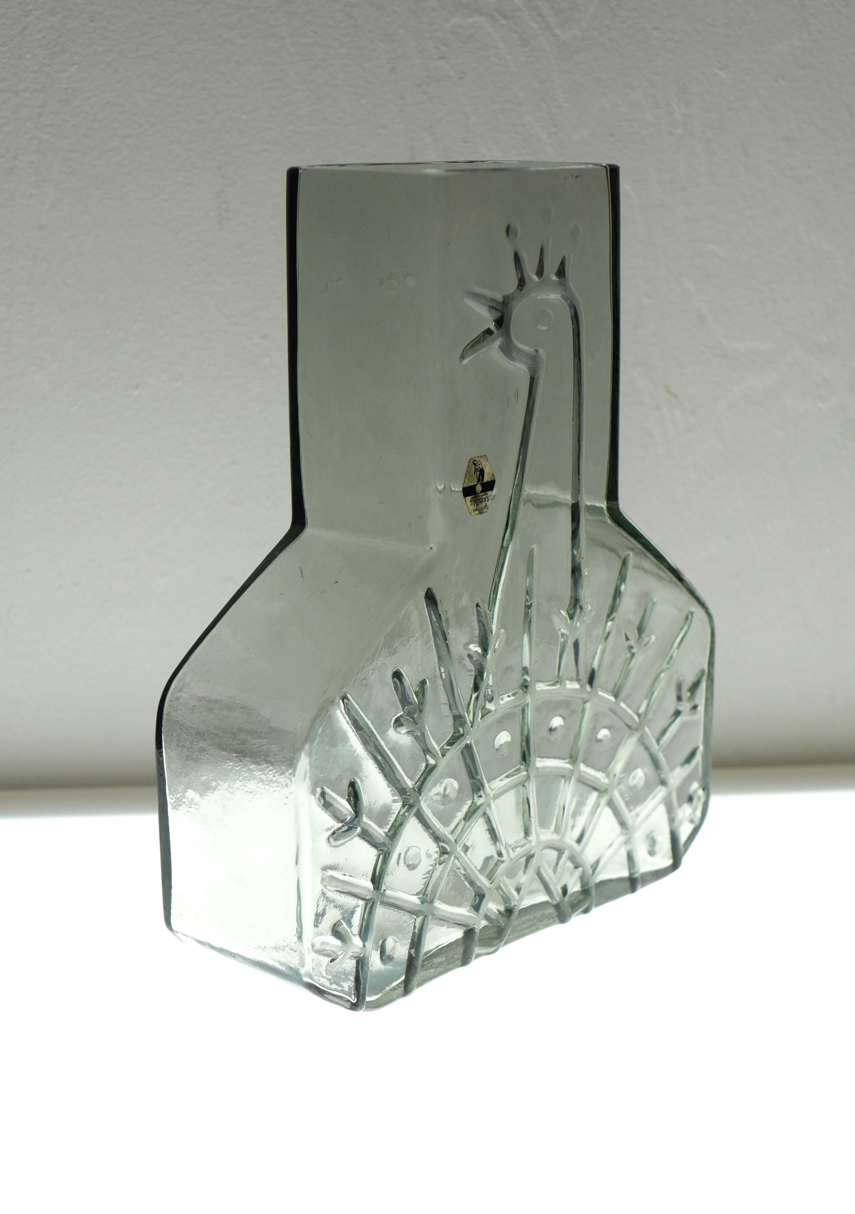 Vase en verre d'art scandinave en forme de paon réalisé et signé par Wiktor Berndt pour Flygsfors, Suède. Il s'agit d'une étonnante œuvre d'art faite à la main, sculpturale, aux lignes épurées, et ornée d'un magnifique paon stylisé, ce qui en fait