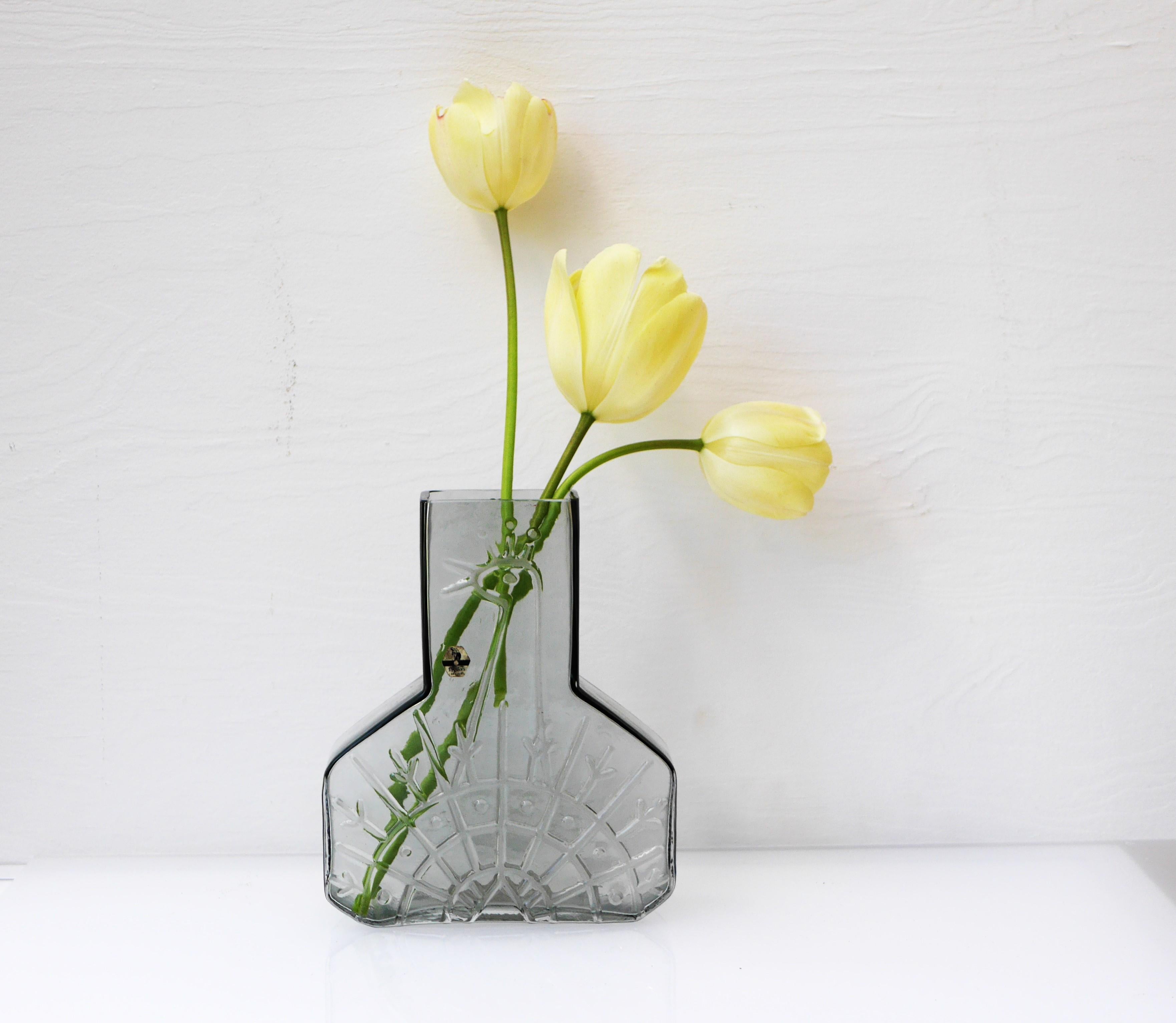 Verre d'art Vase en verre d'art moderne scandinave du milieu du siècle dernier de Wiktor Berndt pour Flygsfors en vente
