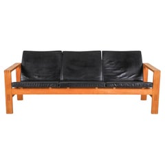 Canapé moderne scandinave du milieu du siècle dernier en chêne à 3 places en cuir noir fabriqué en Suède