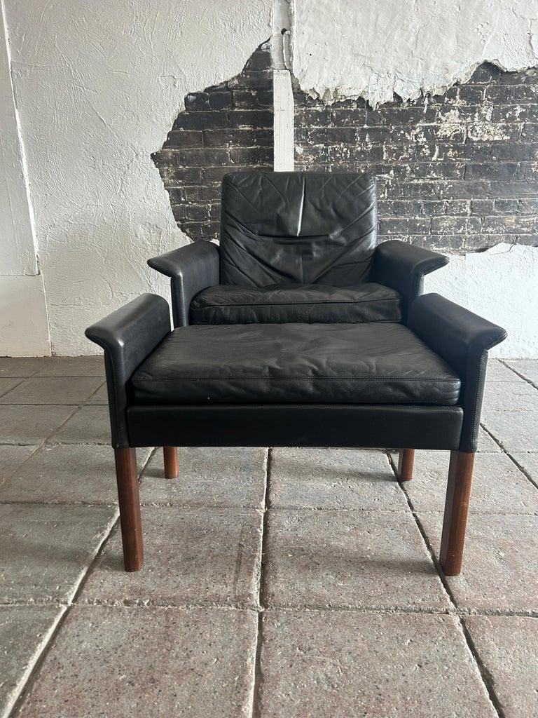 Bellissima sedia da salotto in pelle nera The Modern Scandinavian Modern con pouf, disegnata da Hans Olsen. Tutti i cuscini originali in morbida pelle nera imbottiti di piuma. Il divano è in buone condizioni vintage, tutte le cinghie sono buone e le