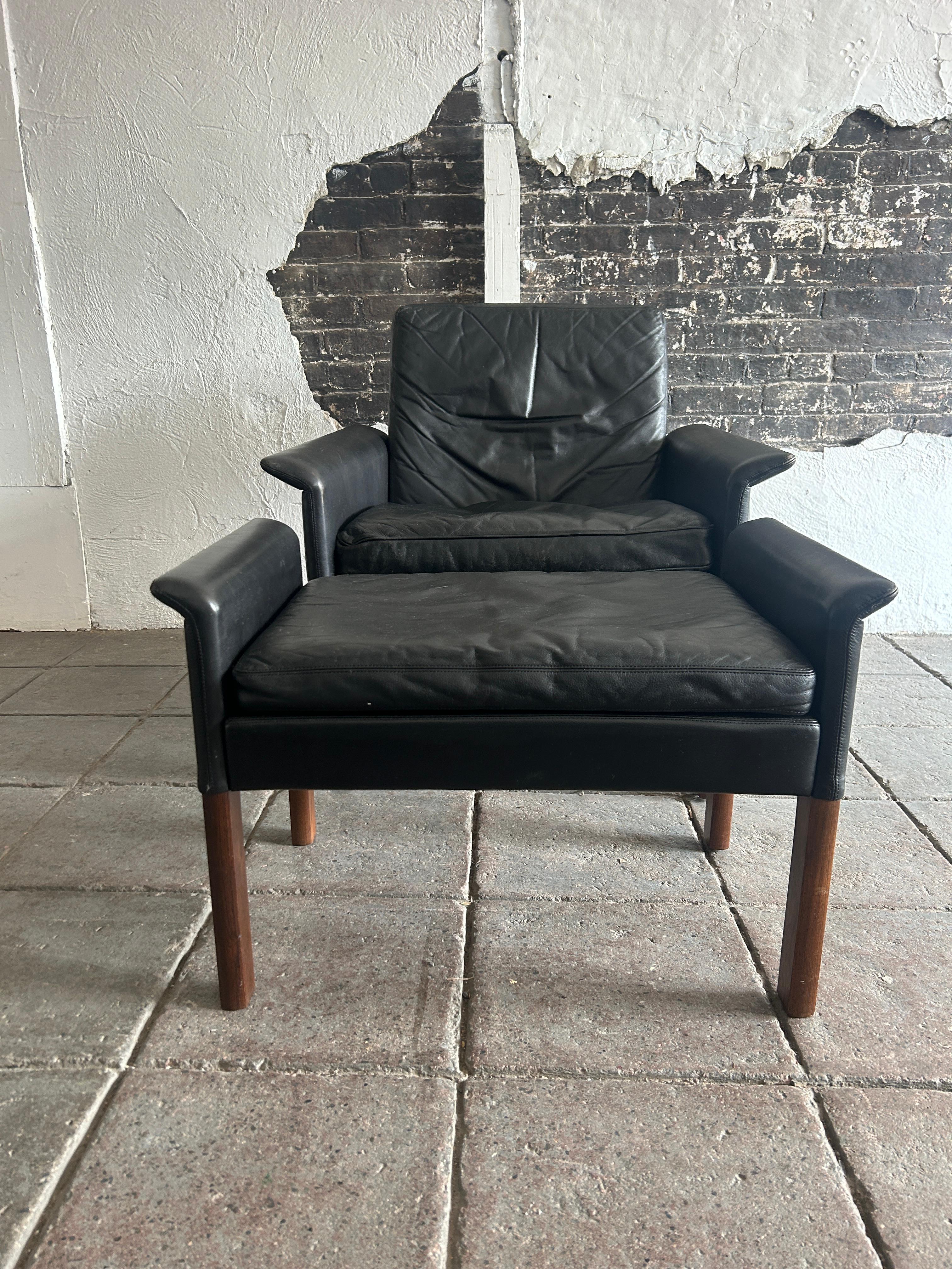 Magnifique fauteuil de salon en cuir noir The Modern Scandinavian Modern avec ottoman, conçu par Hans Olsen. Tous les coussins d'origine en cuir noir souple garnis de duvet. Le canapé est en bon état vintage toutes les sangles sont bonnes avec des