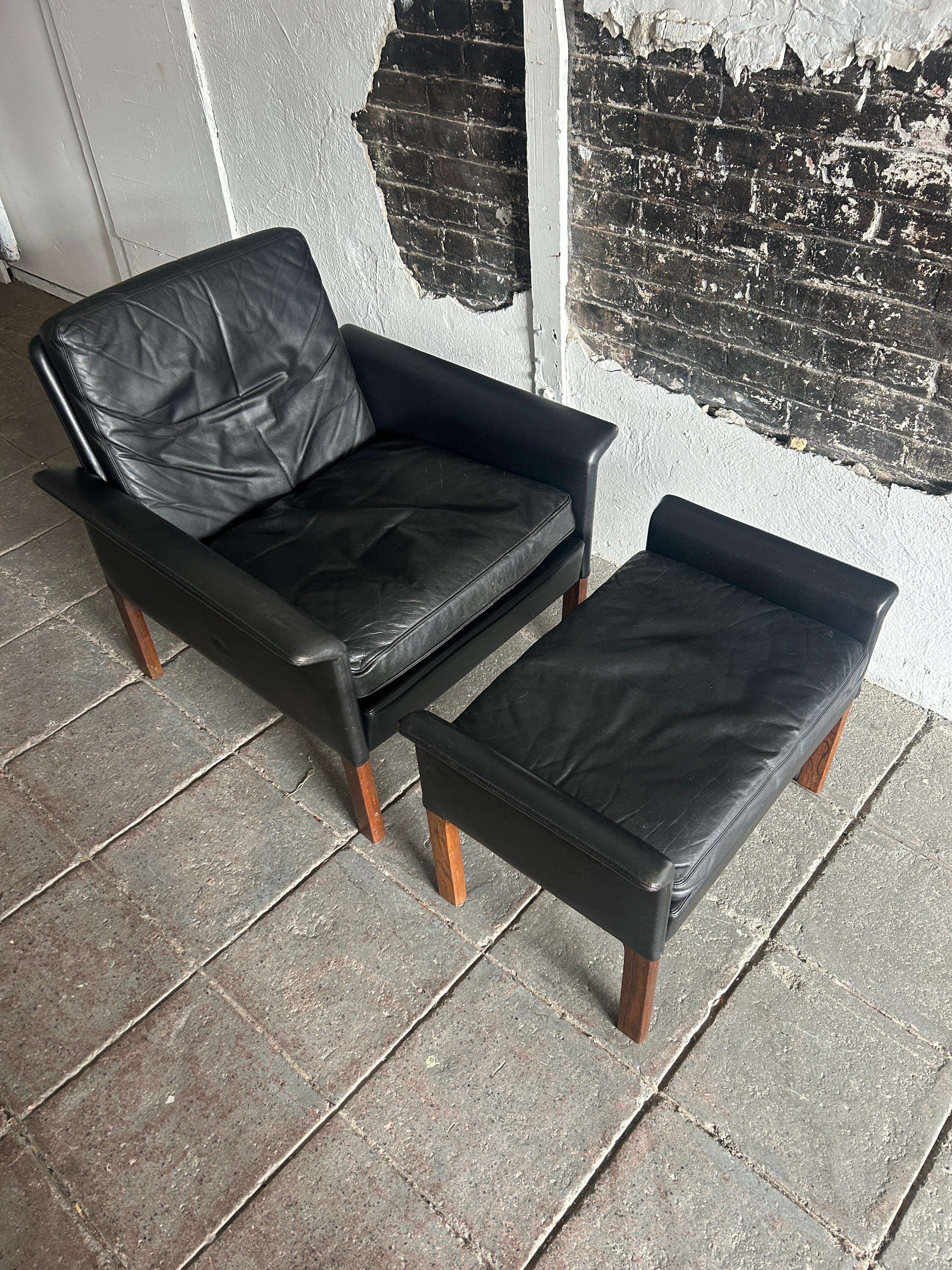Scandinave moderne The Moderns Scandinavian modern black leather lounge chair ottoman Hans Olsen en vente