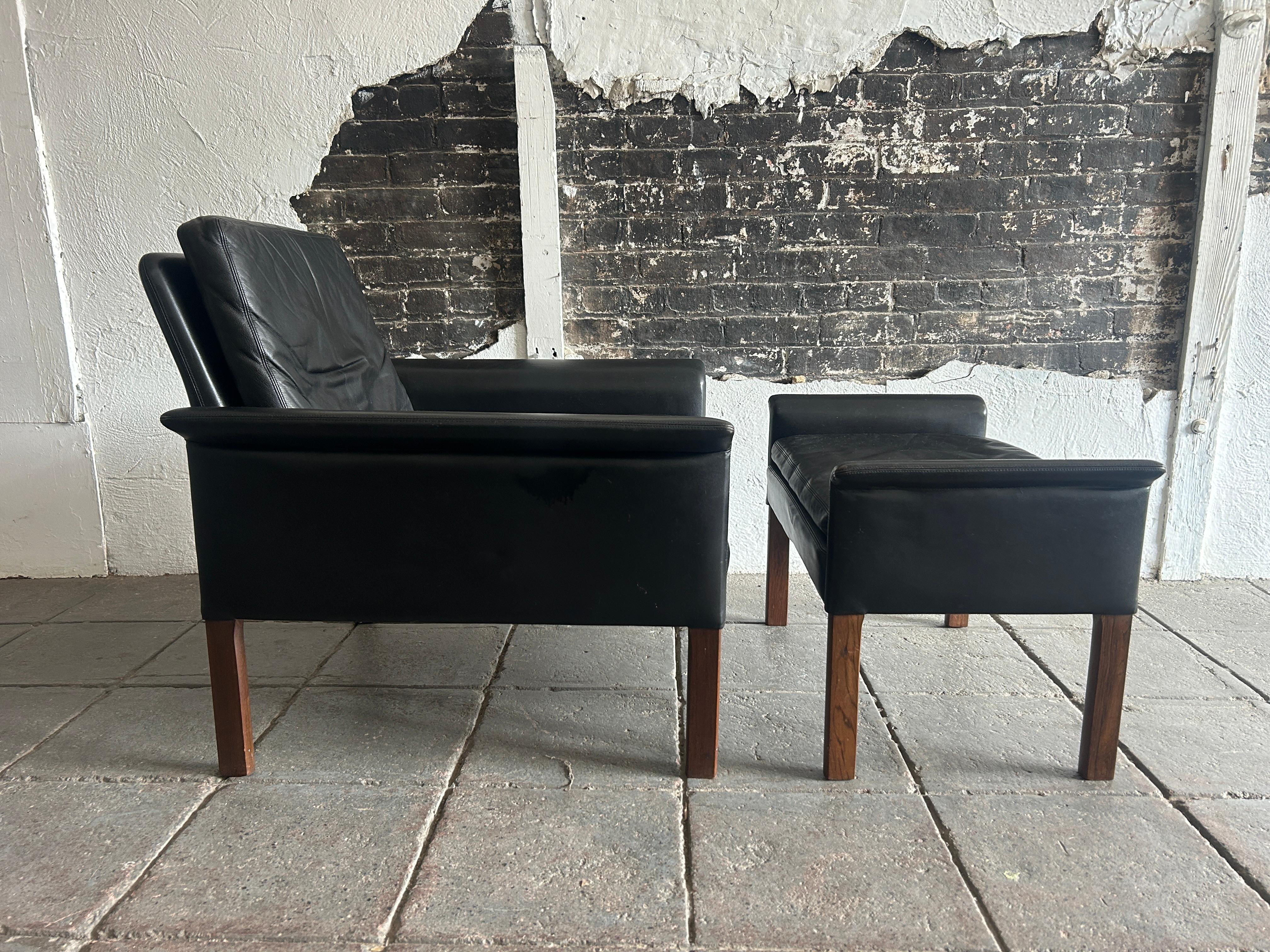 Travail du bois The Moderns Scandinavian modern black leather lounge chair ottoman Hans Olsen en vente