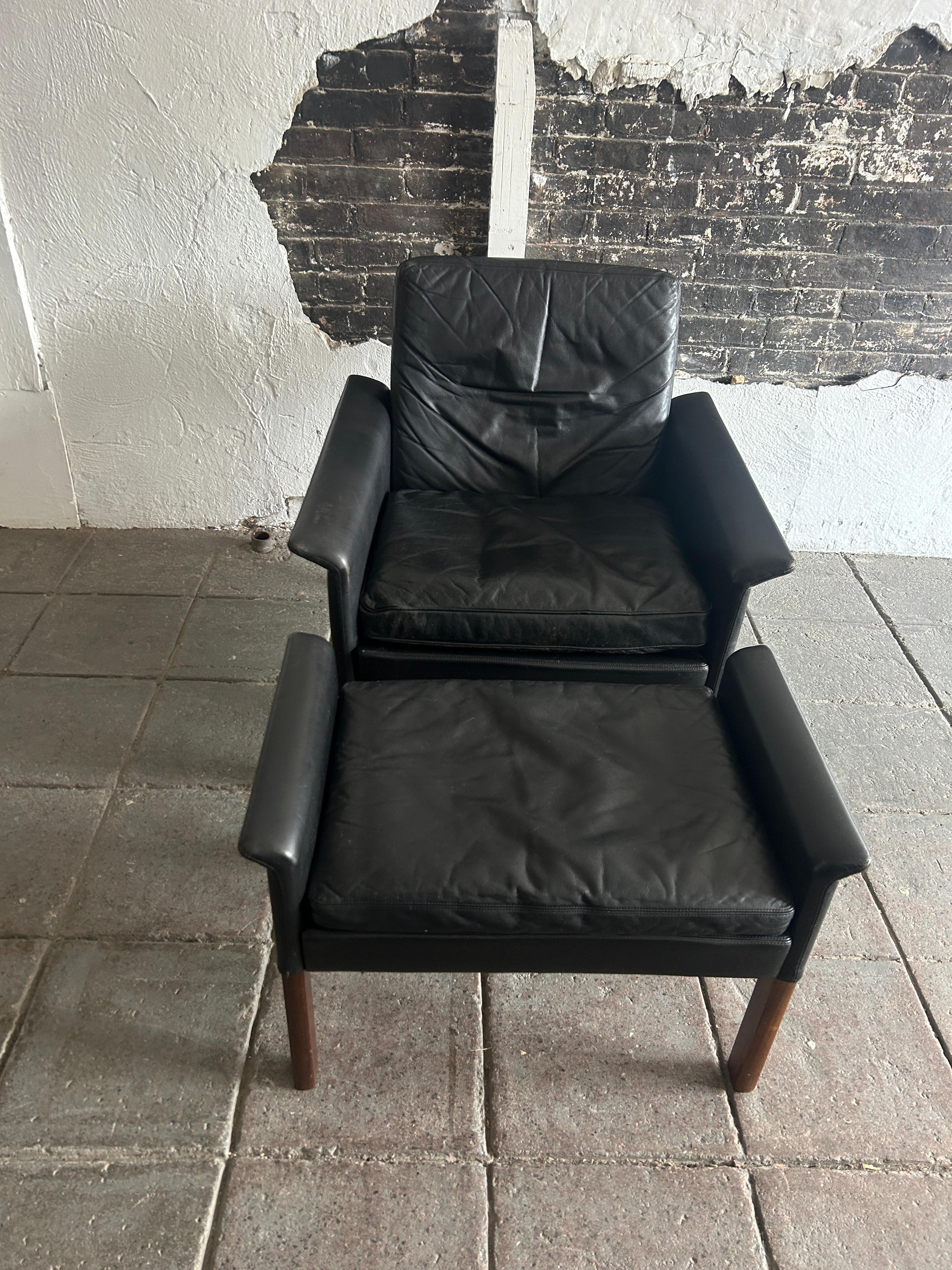 Skandinavischer moderner schwarzer Leder-Loungesessel mit Ottomane Hans Olsen aus der Mitte des Jahrhunderts im Zustand „Gut“ im Angebot in BROOKLYN, NY