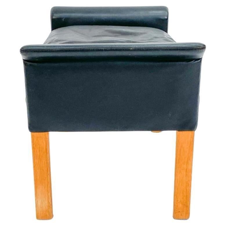 Schöner skandinavischer moderner schwarzer Lederhocker oder Ottomane von Hans Olsen. Alle ursprünglichen weichen schwarzen Leder daunengefüllten Kissen. Hocker ist in gutem Vintage-Zustand zeigt normale Abnutzung. alle Riemen sind gut mit soliden