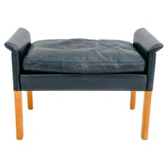 Pouf in pelle nera di metà secolo The Modern Scandinavian Stool Hans Olsen