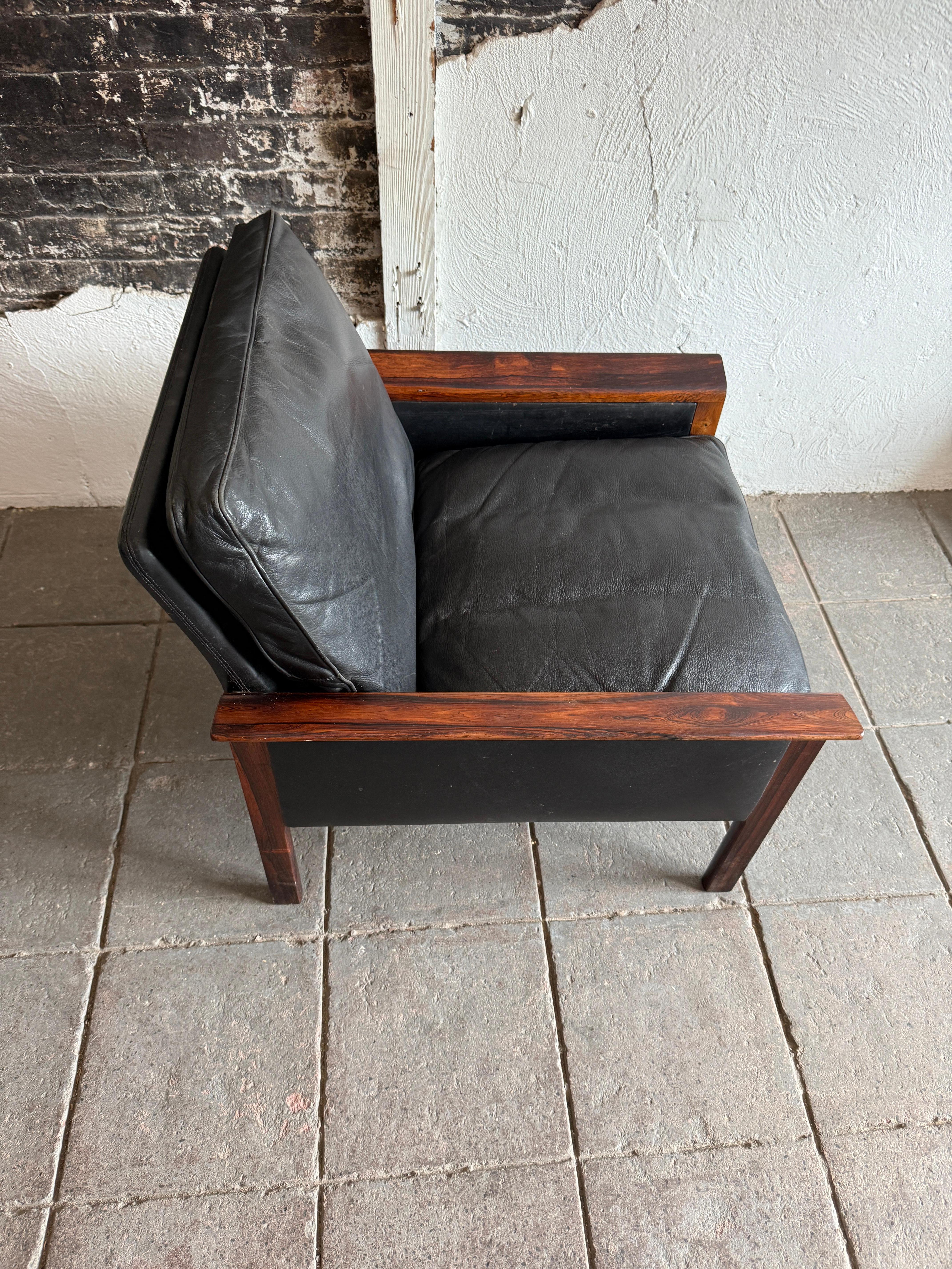 Mid century Scandinavian modern black leather rosewood lounge chair Hans Olsen In Good Condition In Brooklyn, NY