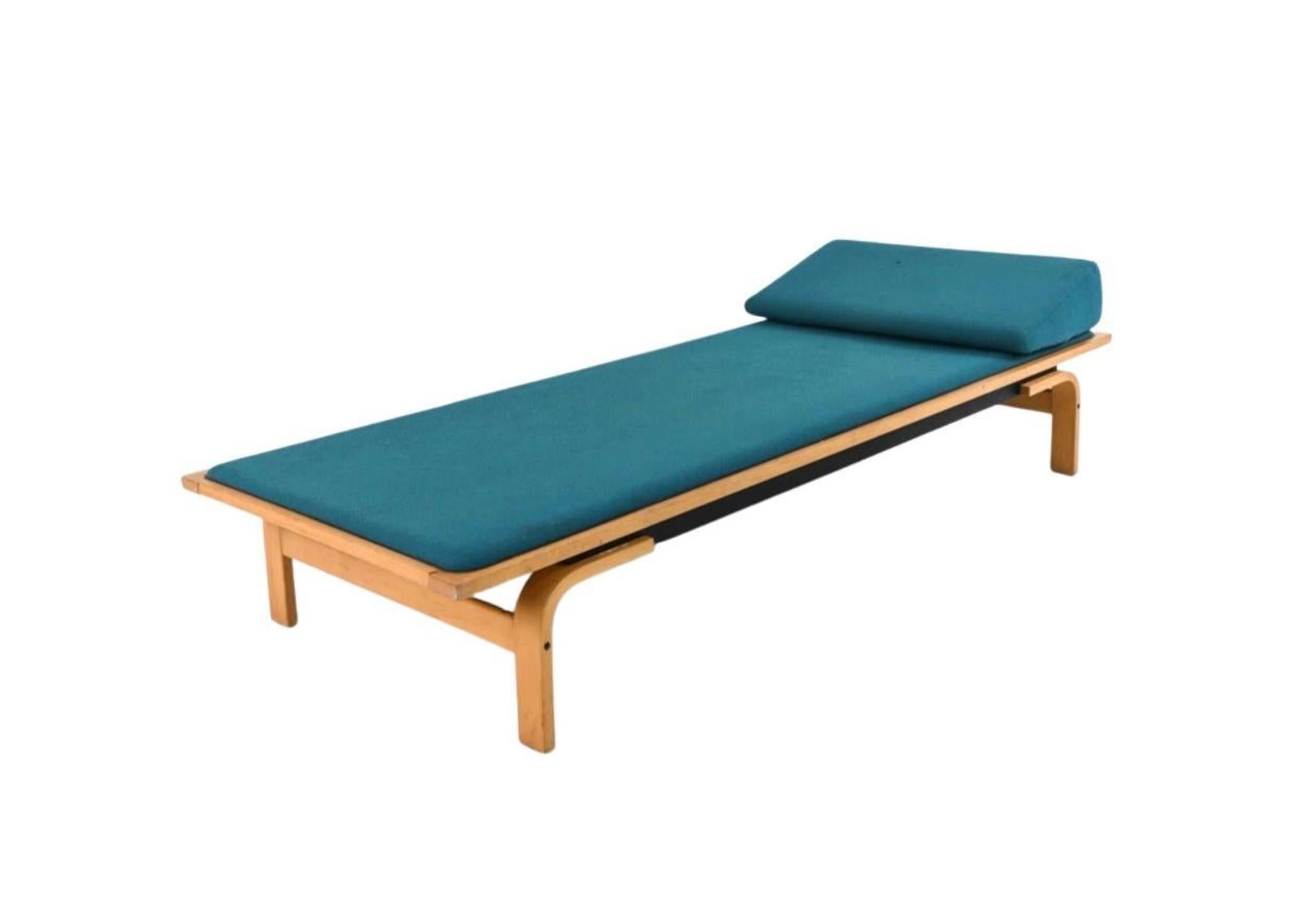 Lit de jour moderne scandinave du milieu du siècle à la manière d'Alvar Aalto, avec des pieds en hêtre courbé et une tapisserie d'ameublement bleue. non signé, c.C.C. 1970. Bon état vintage, facile à retapisser ou à utiliser tel quel. situé à