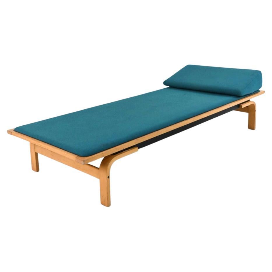 Skandinavisches Modernes Daybed aus der Mitte des Jahrhunderts in der Art von Alvar Aalto oder Westnofa mit gebogenen Buchenholzbeinen und blauen gewebten Polstern. unsigniert, um 1970. Guter Vintage-Zustand, einfach neu zu polstern oder so zu