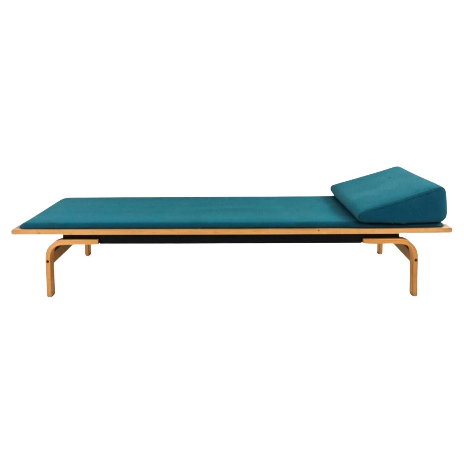 Mid century Scandinavian modern blonde bentwood daybed style of Alvar Aalto