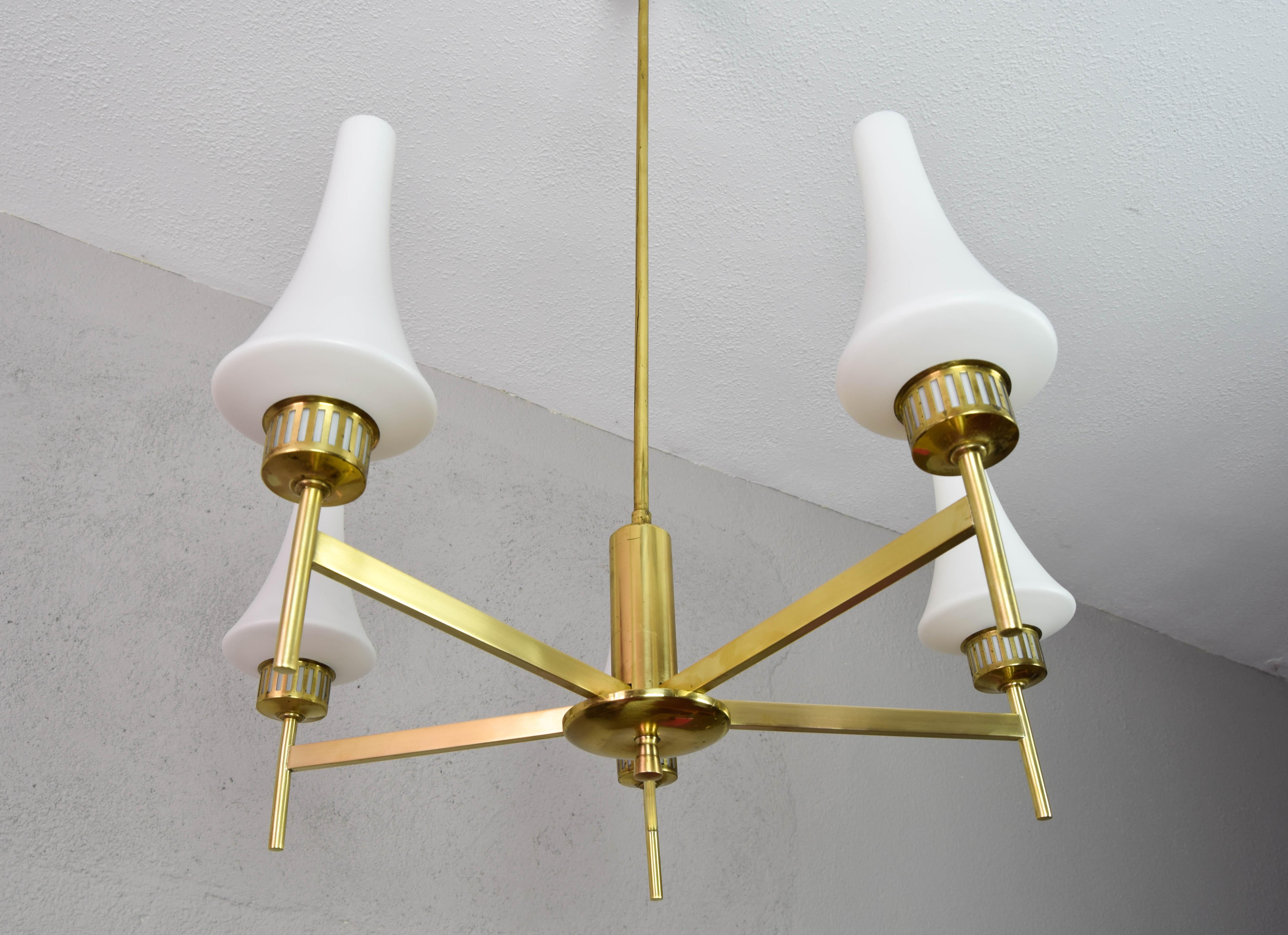 Mid-Century Scandinavian Modern Brass and Opaline Table Lamps and Chandelier  In Good Condition For Sale In Escalona, Toledo