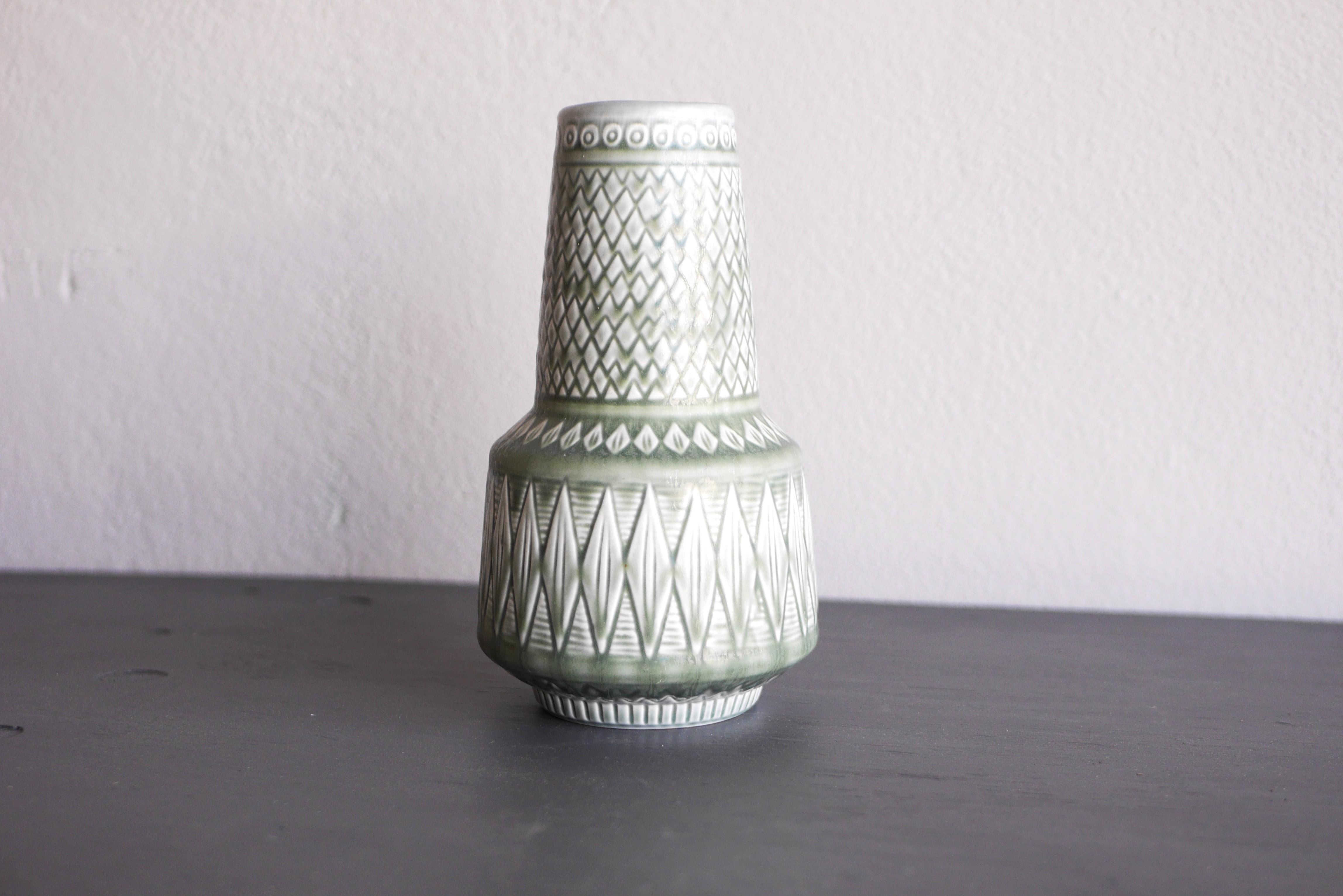 Vaso in ceramica di metà secolo The Modern Scandinavian, Gunnar Nylund, Rörstrand, Svezia in vendita 4