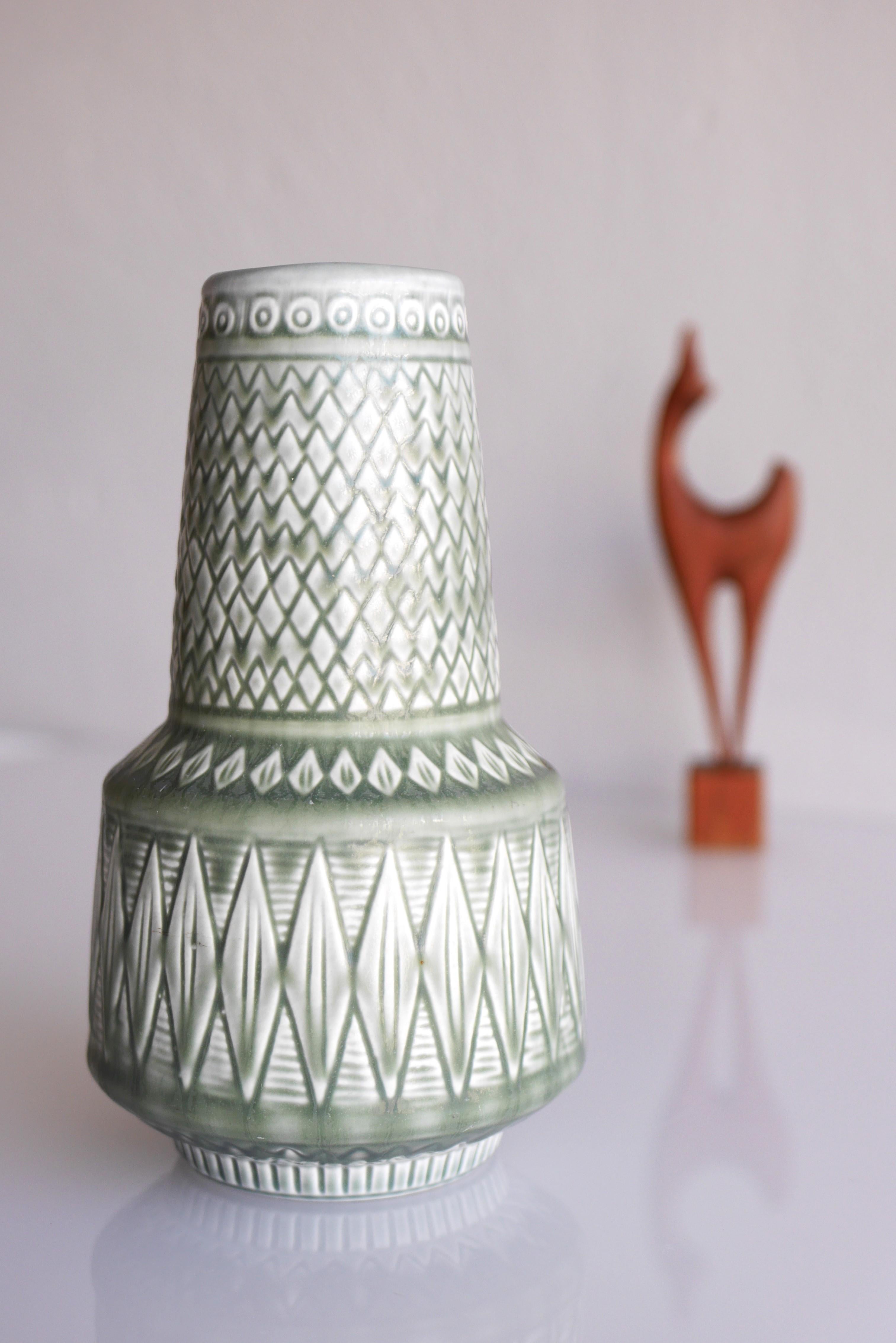 Vaso in ceramica di metà secolo The Modern Scandinavian, Gunnar Nylund, Rörstrand, Svezia In condizioni buone in vendita a Skarpnäck, SE