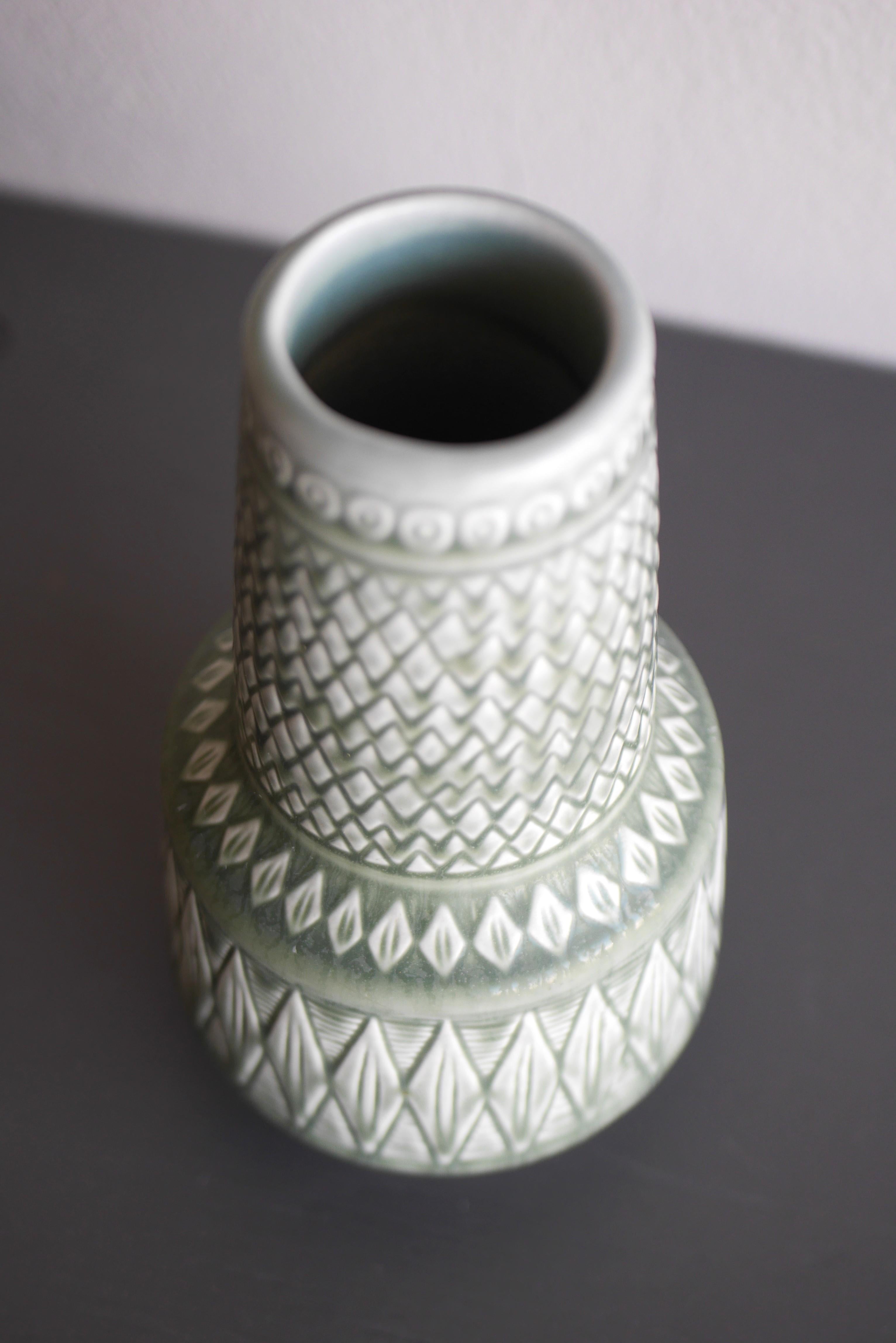 Vaso in ceramica di metà secolo The Modern Scandinavian, Gunnar Nylund, Rörstrand, Svezia in vendita 1