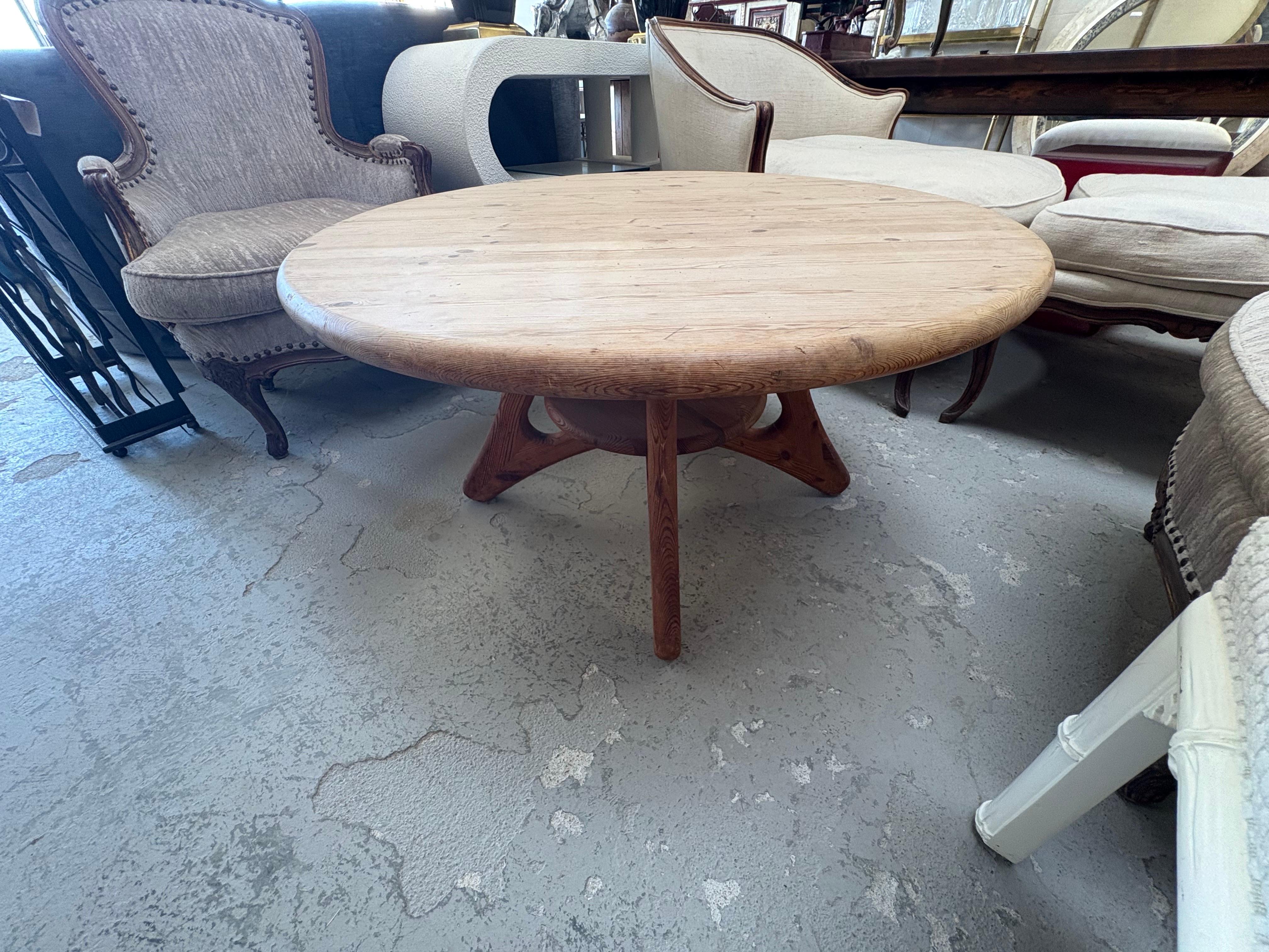 Table basse moderne scandinave du milieu du siècle.
Nous vous proposons une table basse ou table de cocktail scandinave ronde du milieu du siècle dernier très inhabituelle.
Cette table sera à coup sûr le point de mire de votre pièce !