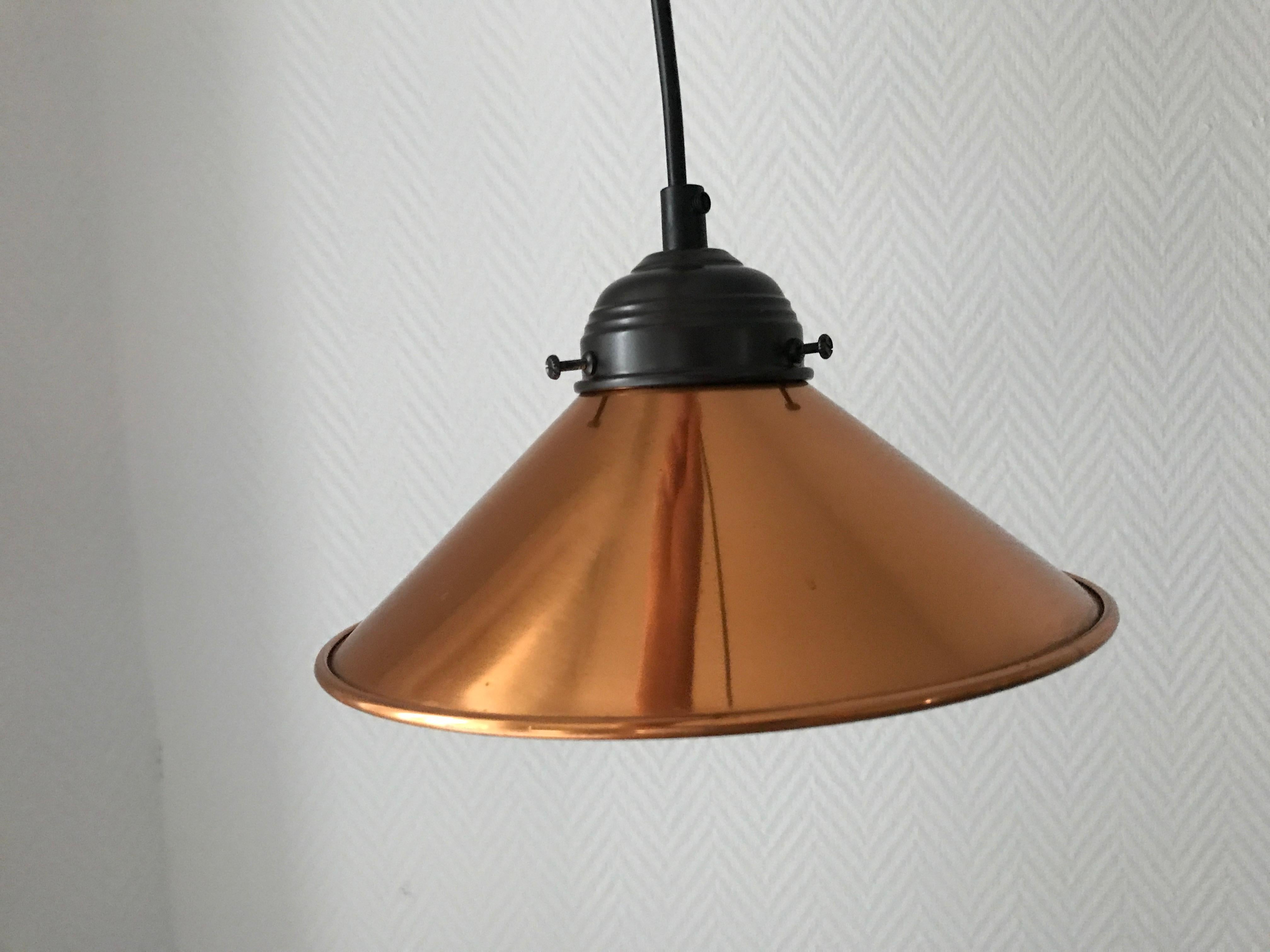 Vintage Mid-Century Scandinavian Modern pendants with polished copper outer surface in conical shape. FREE SHIPPING! Set of three pendants. Shade holder in dark grey/black patinated brass. 300 cm rounded black pvc cable with E27 bulb holder in brass