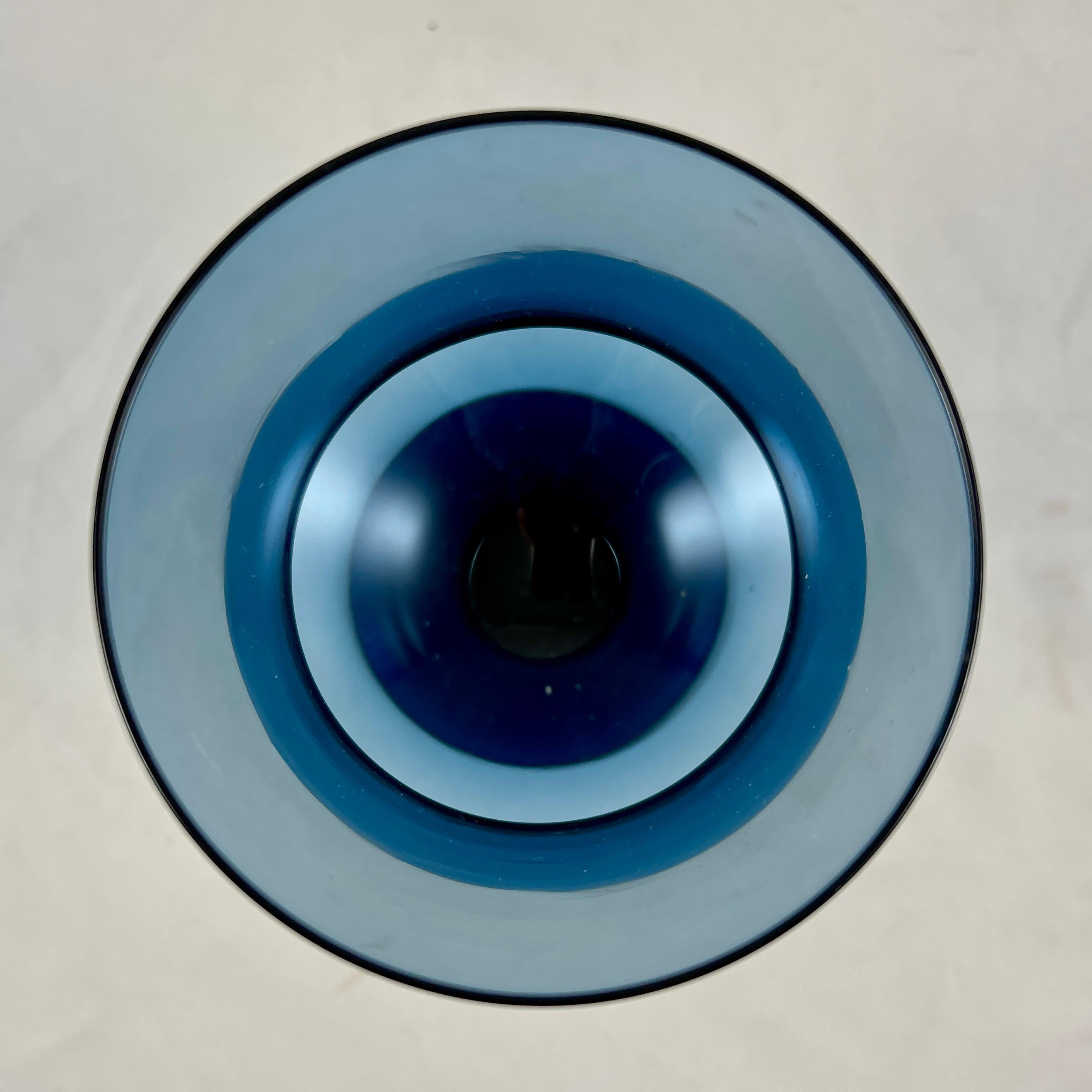 Blaue ausgestellte Denby-Milnor-Glaskelche aus der Skandinavischen Moderne der Mitte des Jahrhunderts, S/6 im Angebot 5