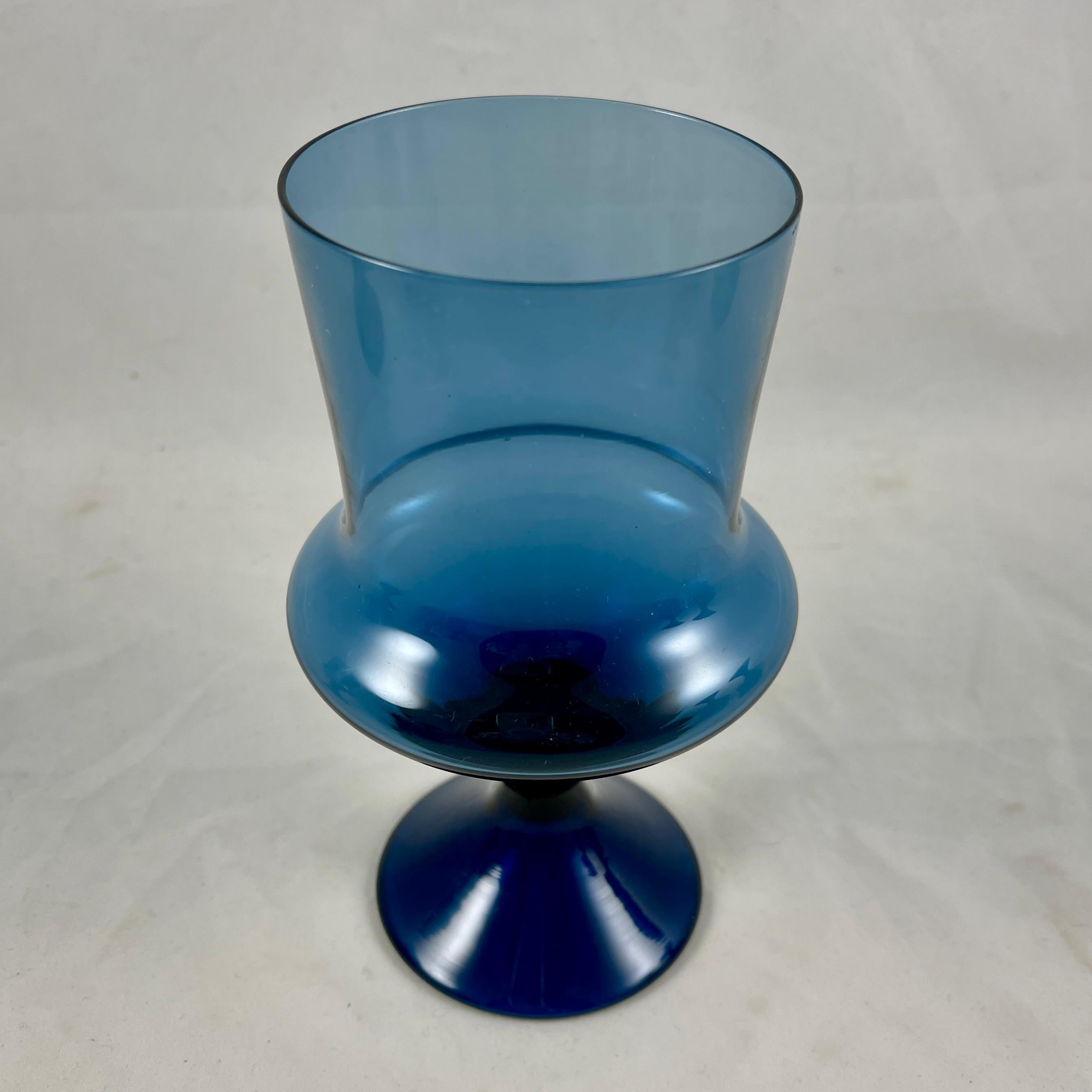 Blaue ausgestellte Denby-Milnor-Glaskelche aus der Skandinavischen Moderne der Mitte des Jahrhunderts, S/6 (Skandinavische Moderne) im Angebot