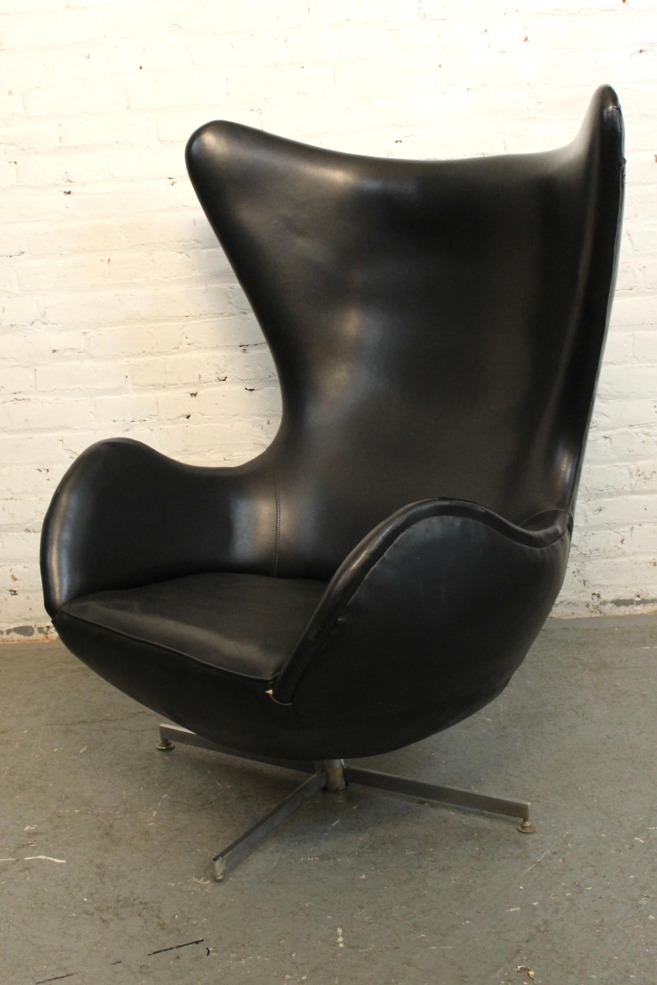 Mid-Century Scandinavian Modern Egg Chair For Sale 5