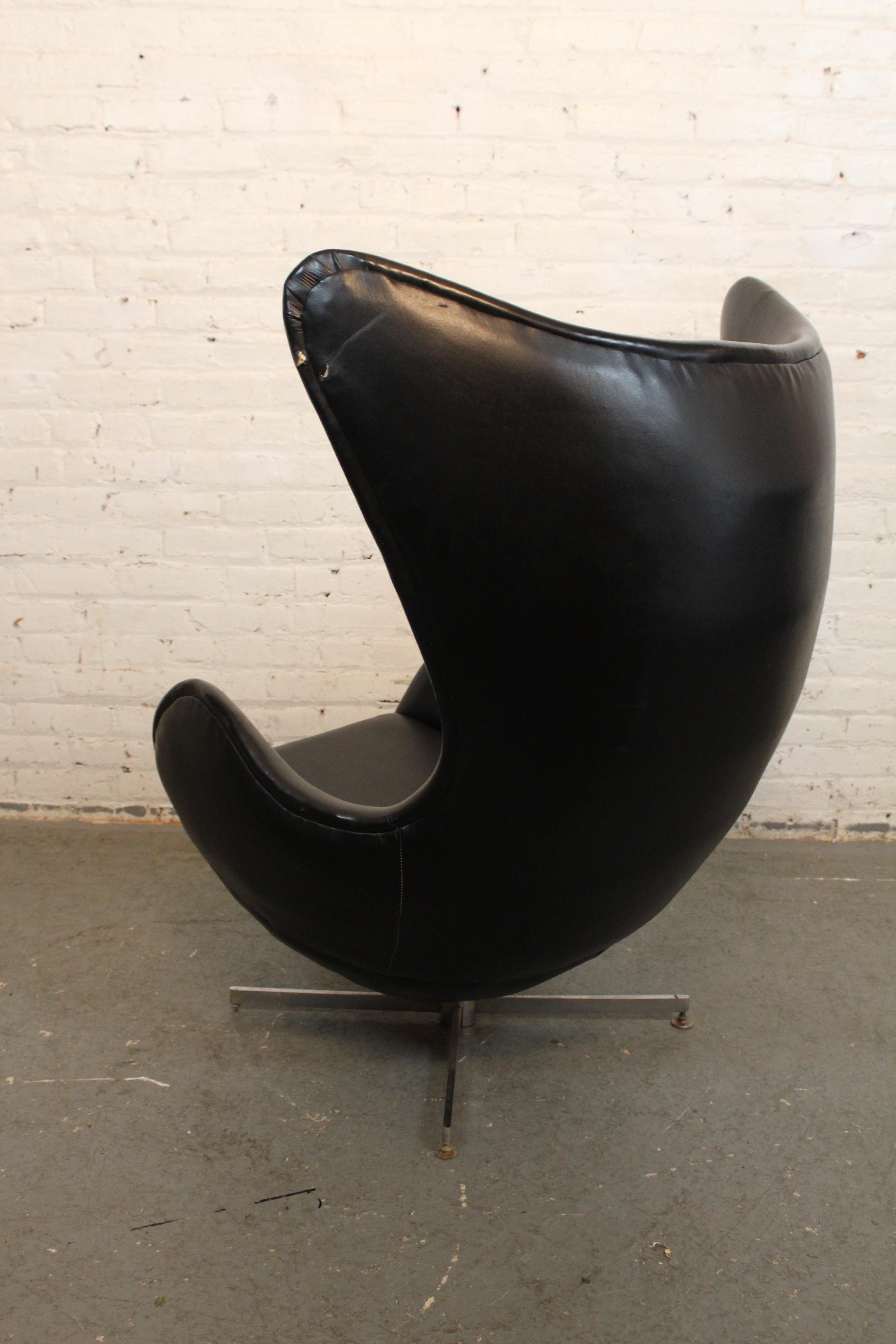 Mid-Century Scandinavian Modern Egg Chair In Good Condition For Sale In Brooklyn, NY