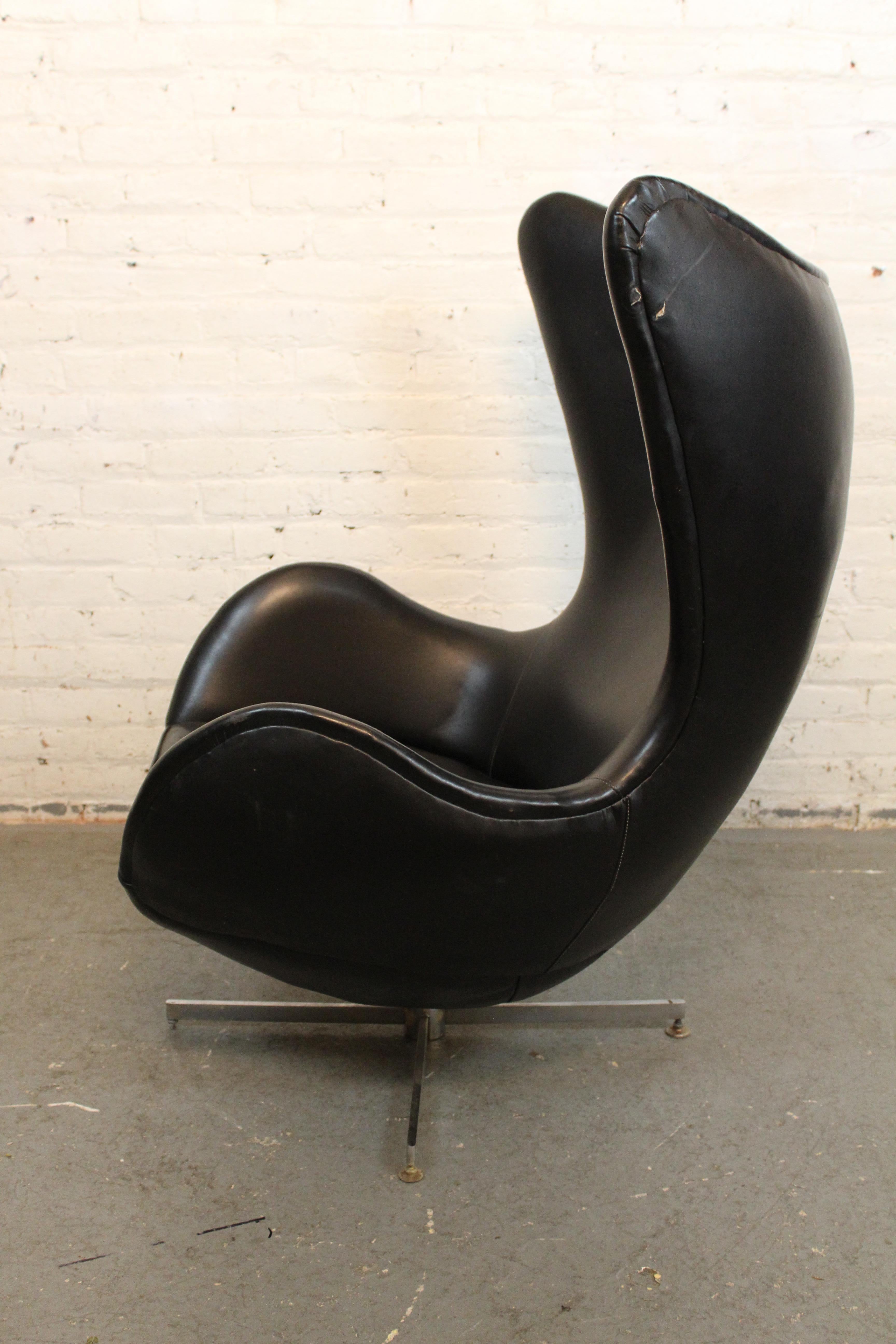 20th Century Mid-Century Scandinavian Modern Egg Chair For Sale