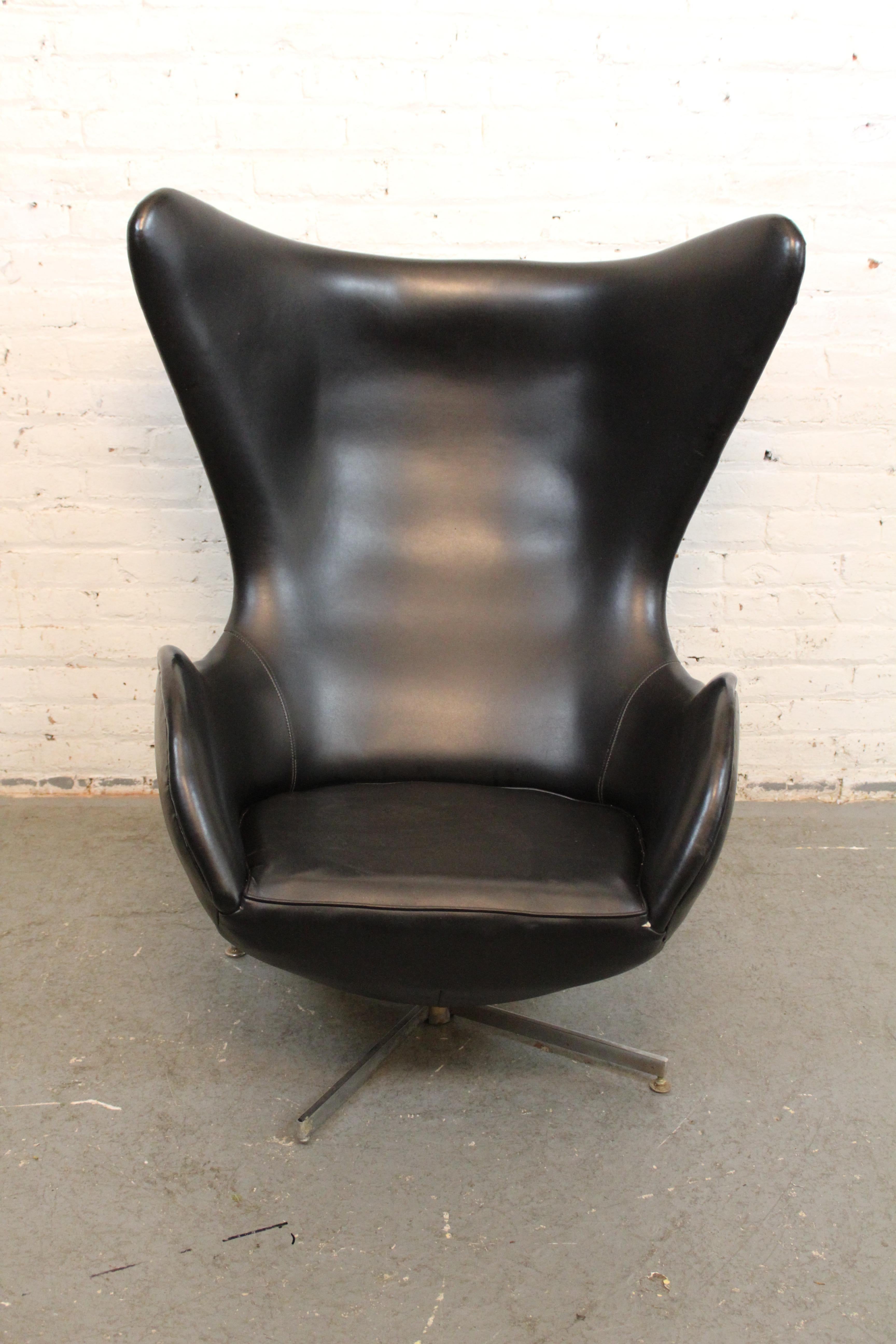 Metal Mid-Century Scandinavian Modern Egg Chair For Sale