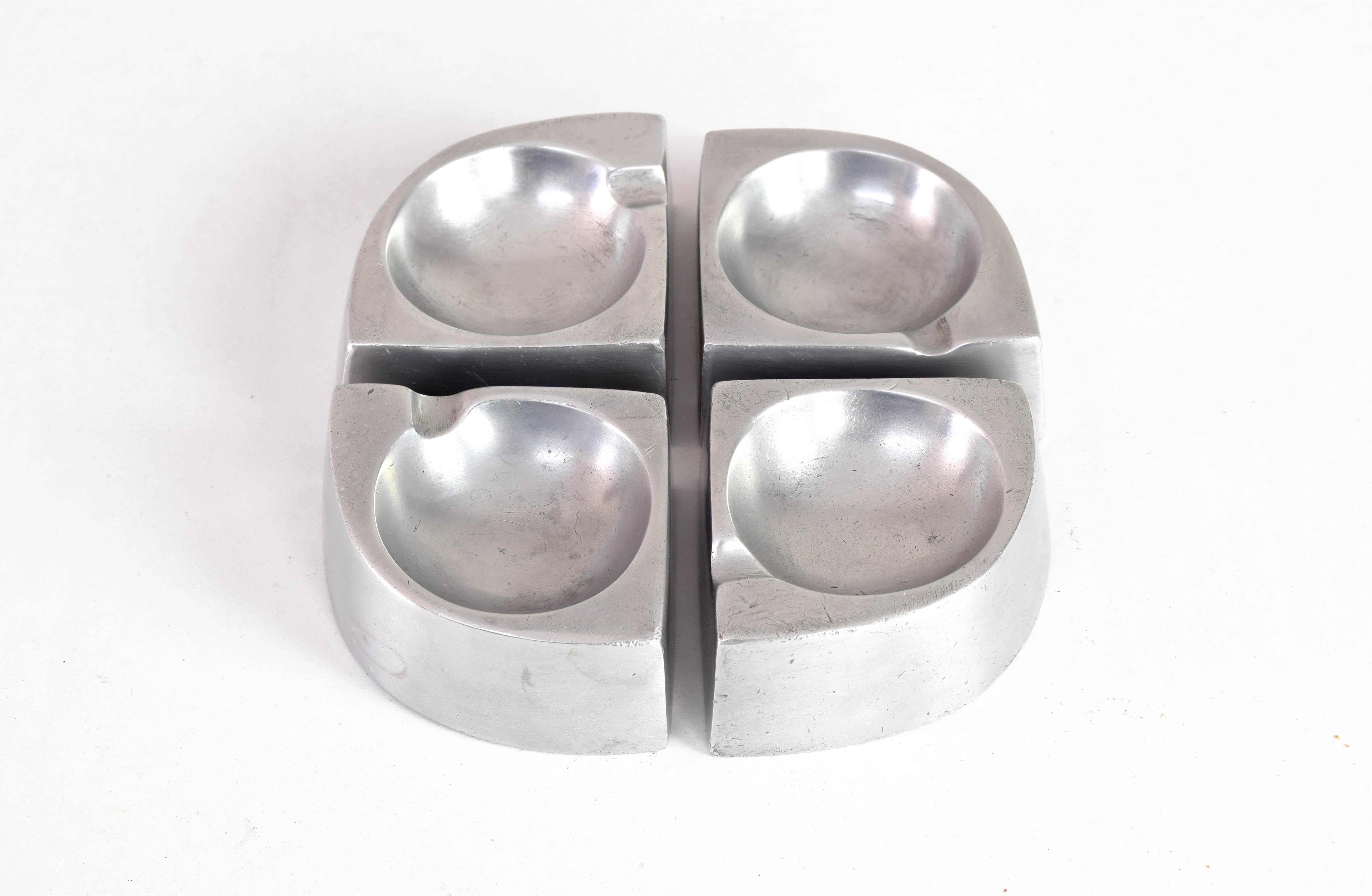 Satz von vier kleinen Aschenbechern, die zusammen ein skulpturales, handgefertigtes Stück Aluminium bilden, das in den 1960er Jahren in Dänemark hergestellt wurde.
Ein Stück mit dem Charakter eines handgefertigten Stücks, das einzigartig und