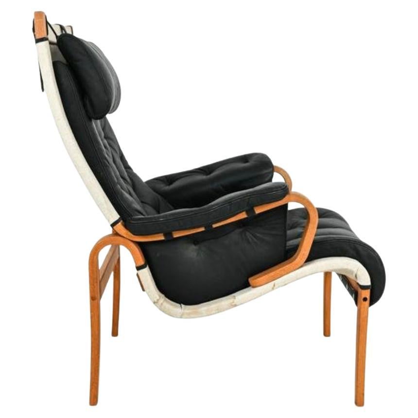 Fabuleuse chaise longue moderne scandinave produite par Nielaus & Jeki Mobler c. 1980 Bois de hêtre stratifié courbé avec coussins en toile et cuir. Fabriqué au Danemark. Situé à Brooklyn NYC

Dimensions : H 39 po x L 30 po x P 35 po x SH 18 po 